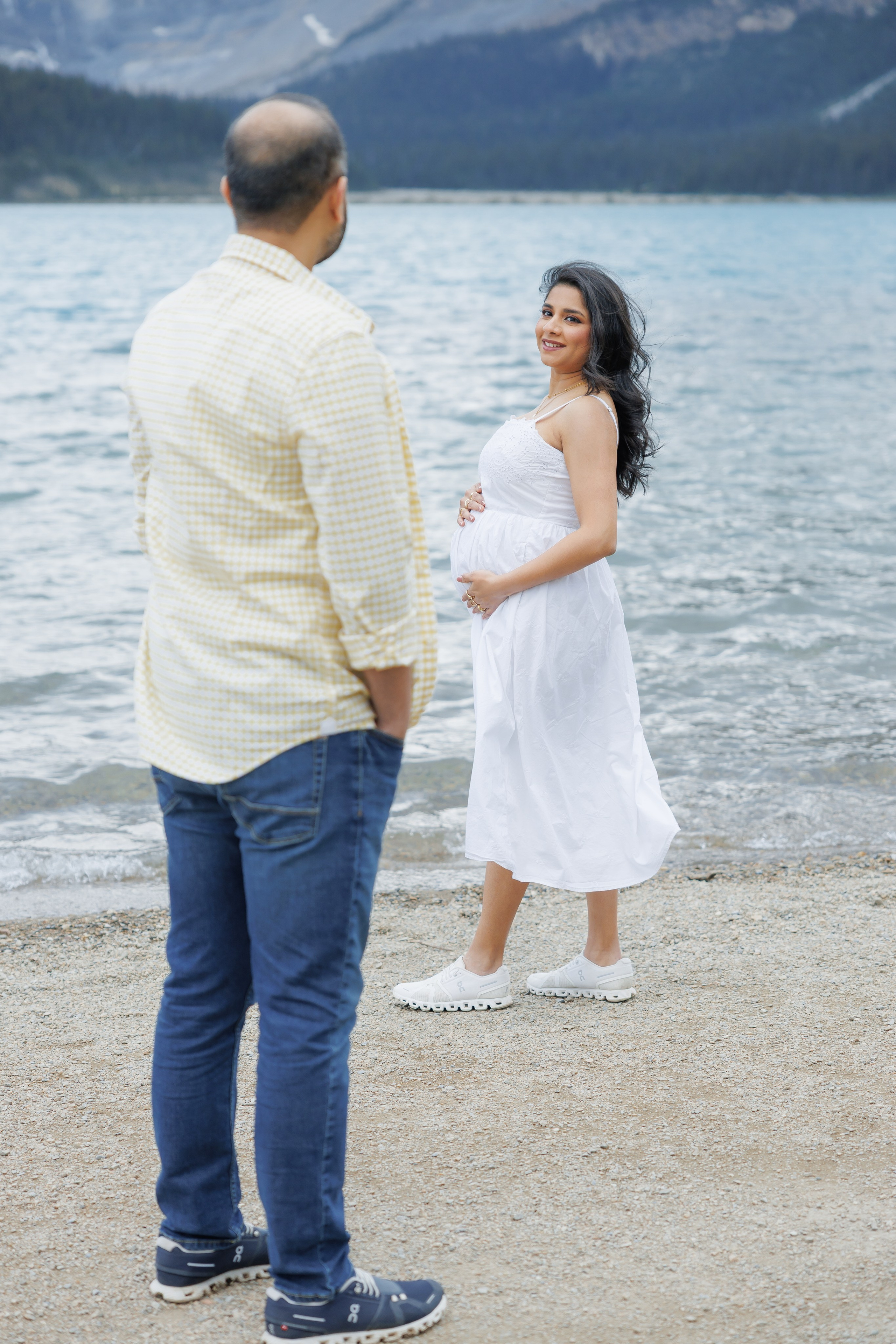 Mountain maternity shoot. Photographer Elvira Hryshchenko