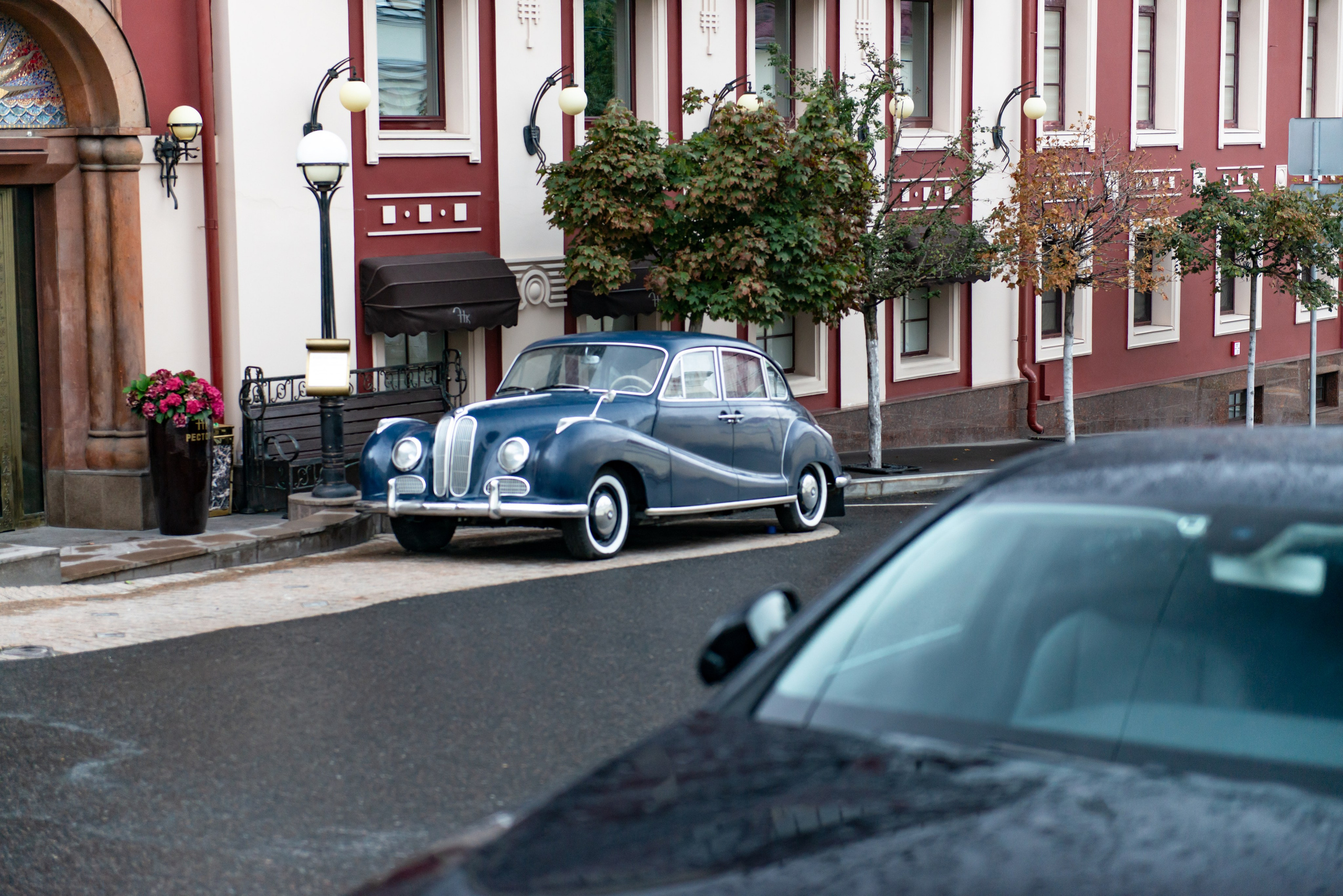 Красивая BMW 501 у ресторана Ноев Ковчег в Москве. PHOTOGRAPHER QUINTANA ROO