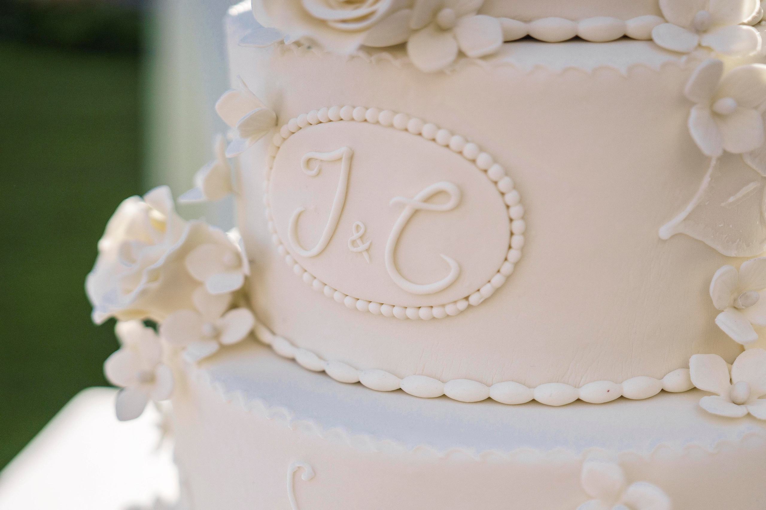 Elegant white wedding cake captured by Cancun wedding photographer