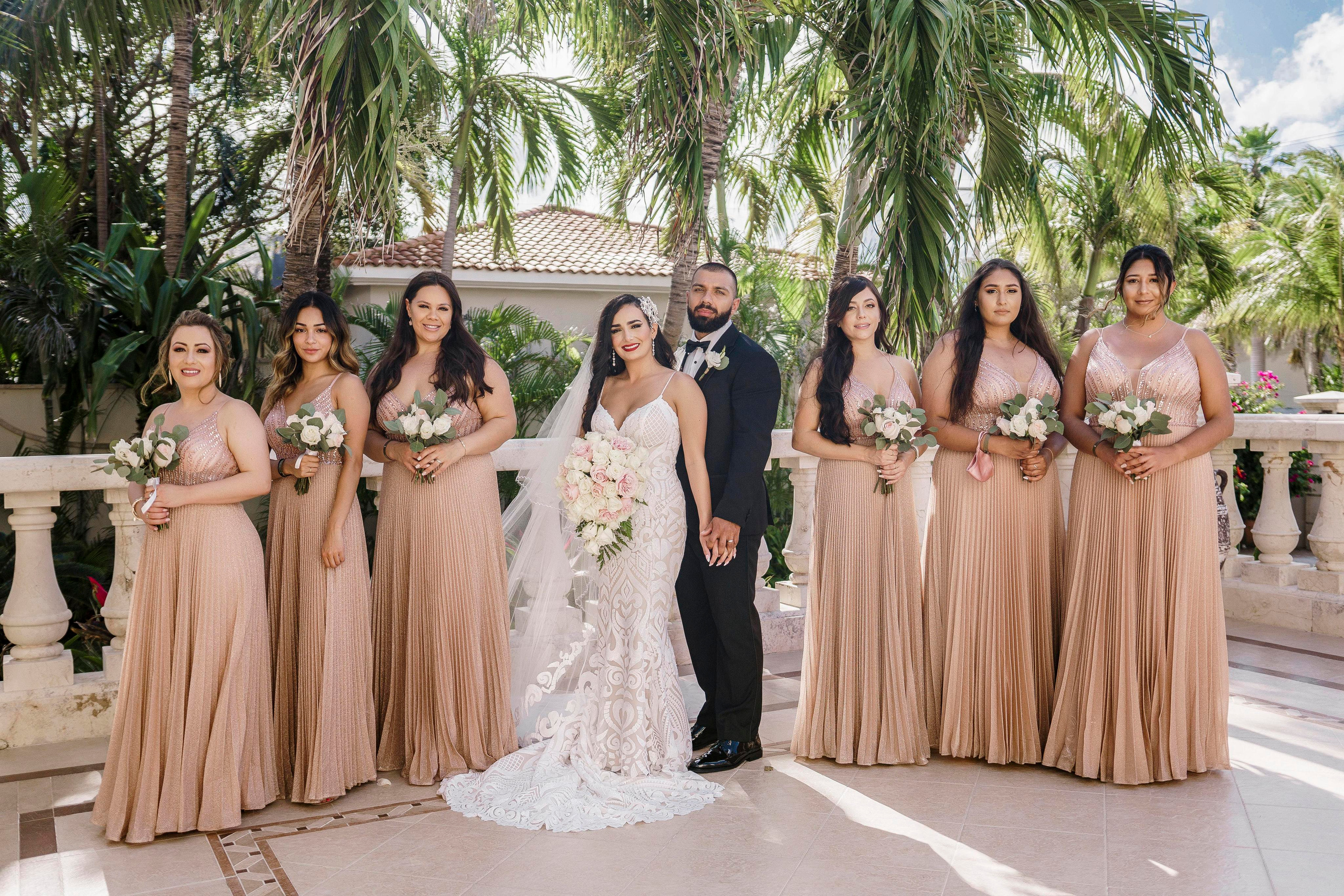 Authentic moment with bride and bridal squad in Quintana Roo