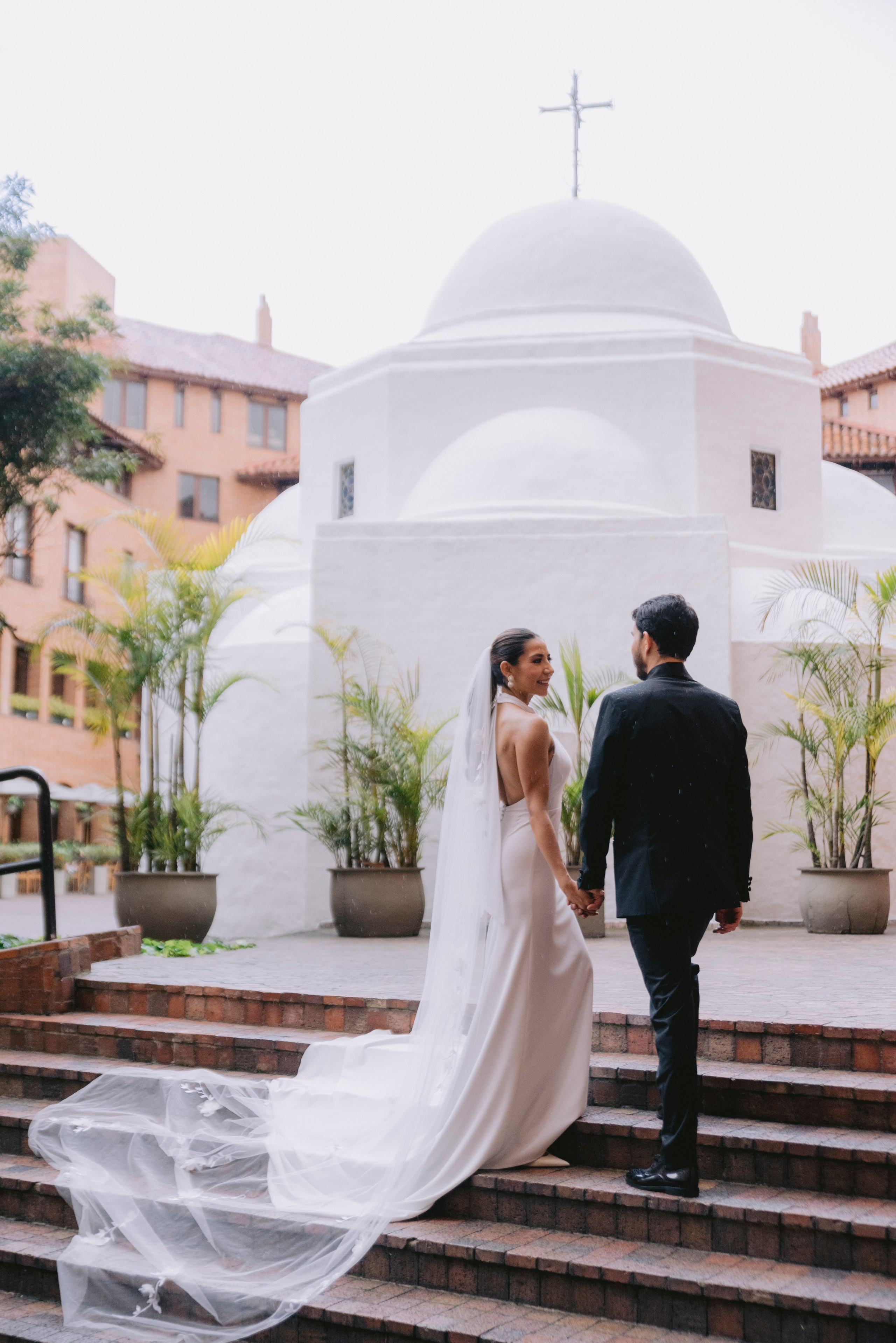 Sesión de novia con estilo elegante y editorial en la locación Retiro de San Juan, Bogota.