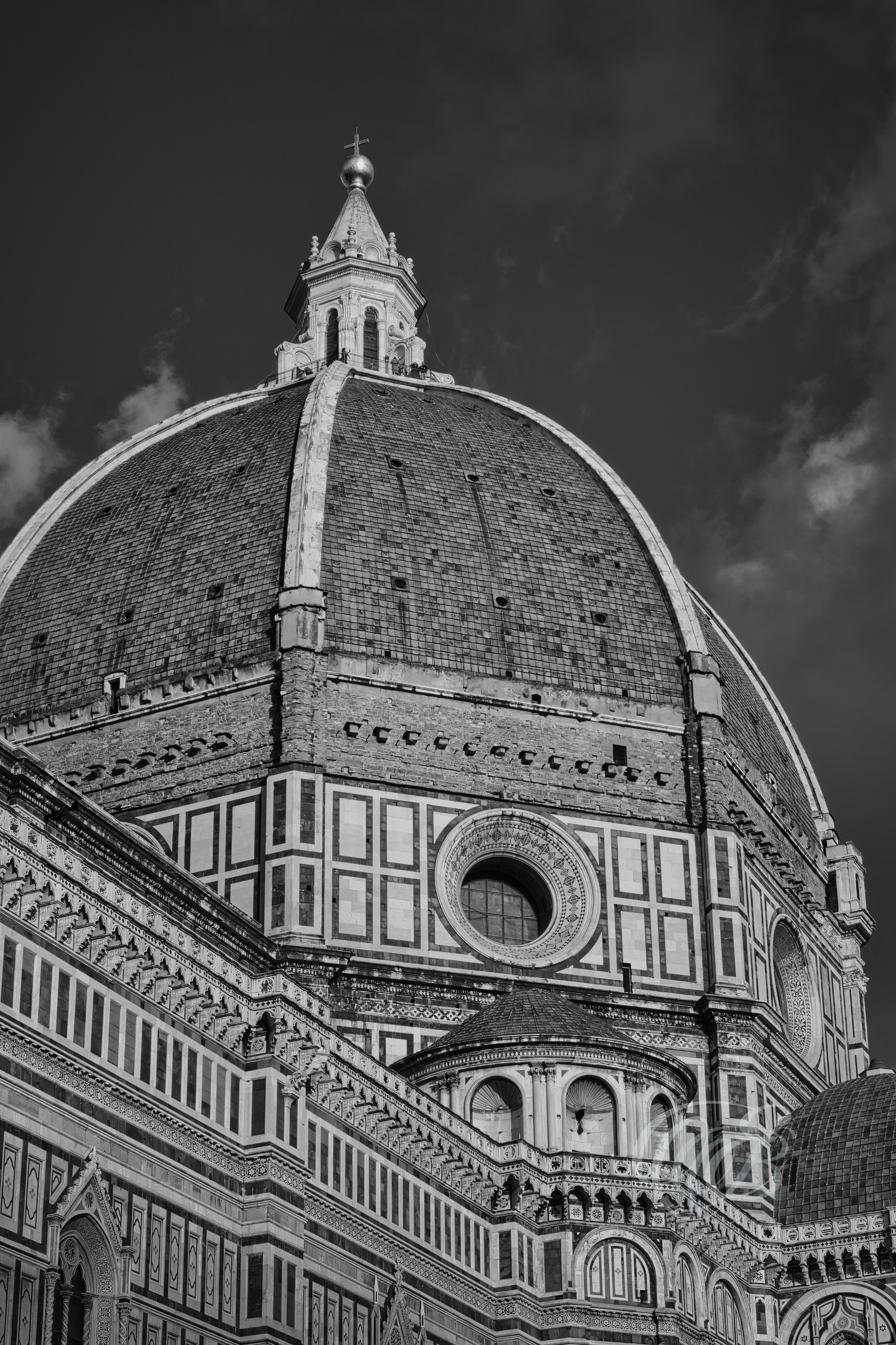 ITALY – FLORENCE — Dome of Santa Maria del Fiore Brunelleschi Cathedral Black and White Sky View — Architectural view of Renaissance dome designed by Filippo Brunelleschi dominating Florence skyline, showing detailed masonry, curvature, and cathedral structure against sky backdrop, Florence, Italy — Eduardo Bartoli Photography.