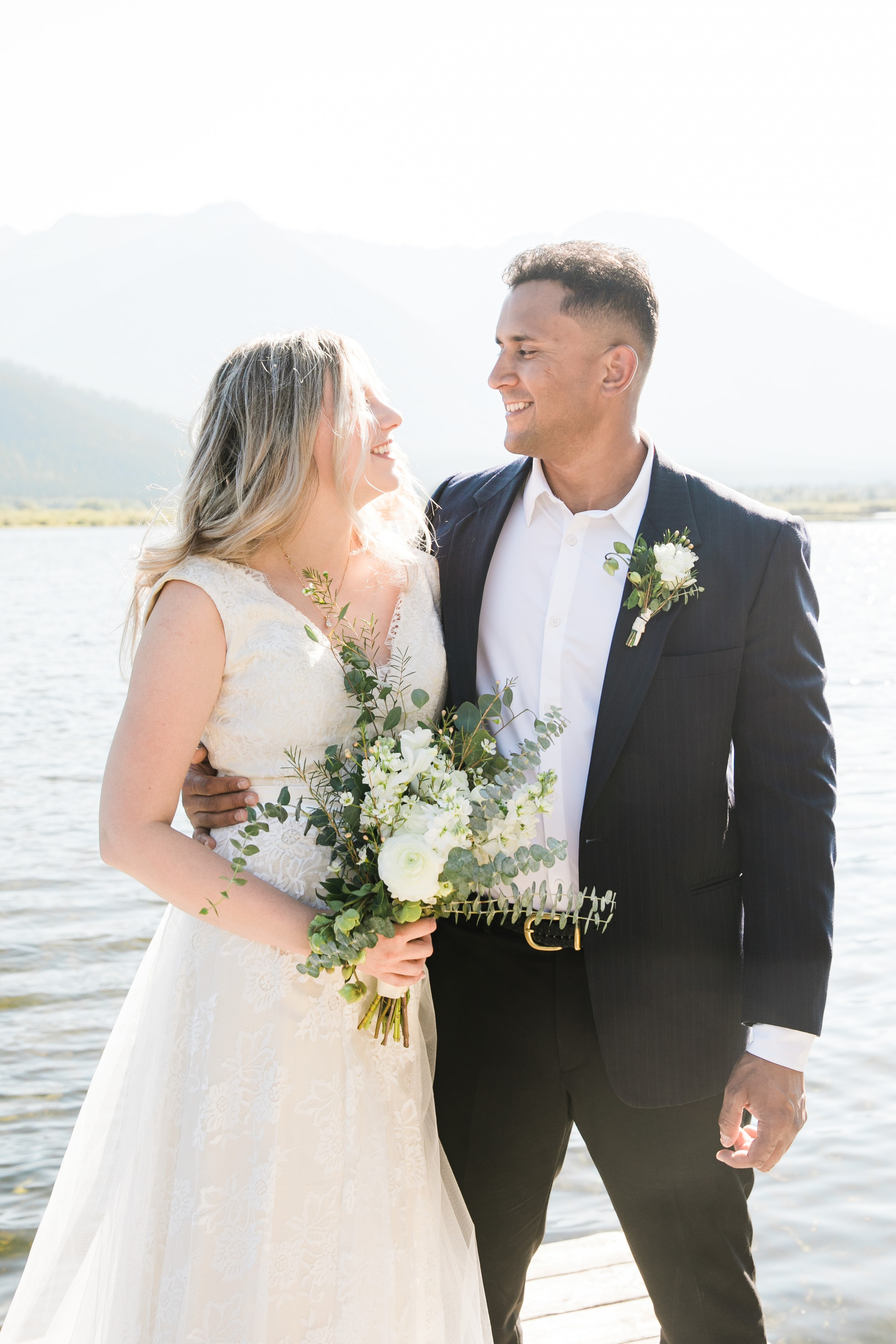 Dakota & Jarrett Wedding — Vermilion Lakes. Fotografía accesible en Calgary