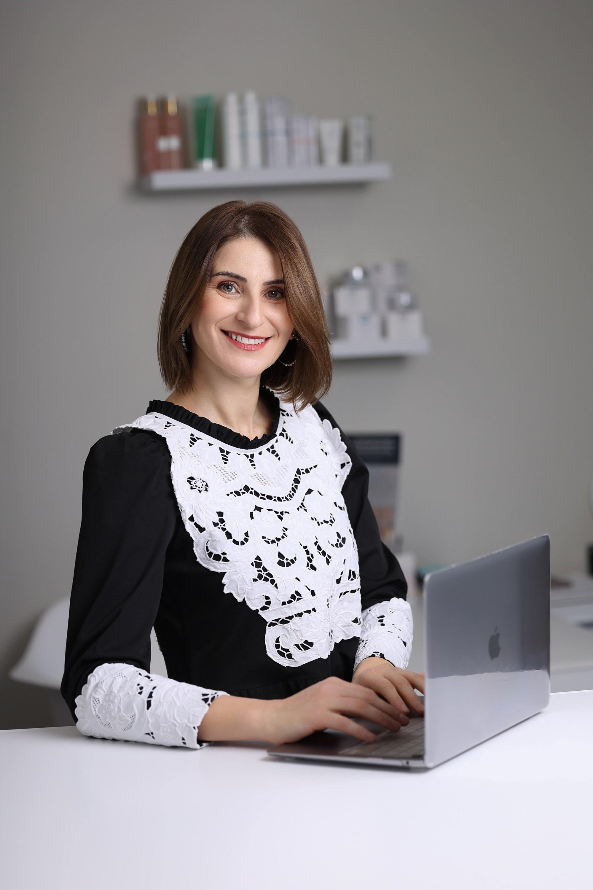 Violeta Sili, Esthéticienne/Beautician. Je suis photographe portraitiste et je réalise des portraits à toutes les étapes de votre vie! Bienvenue dans mon studio à Westmount, Qc
