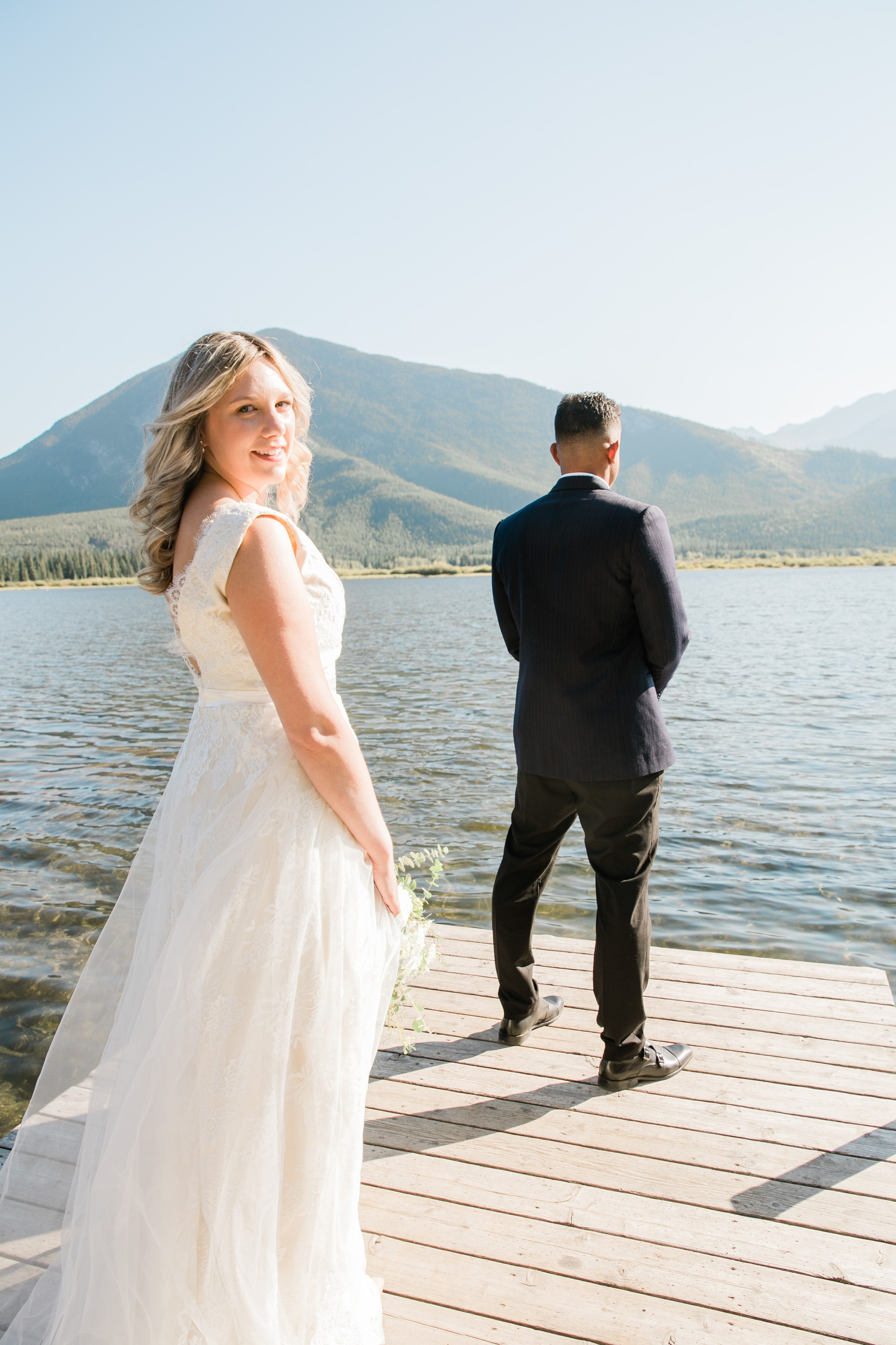 Dakota & Jarrett Wedding — Vermilion Lakes. Fotografía accesible en Calgary