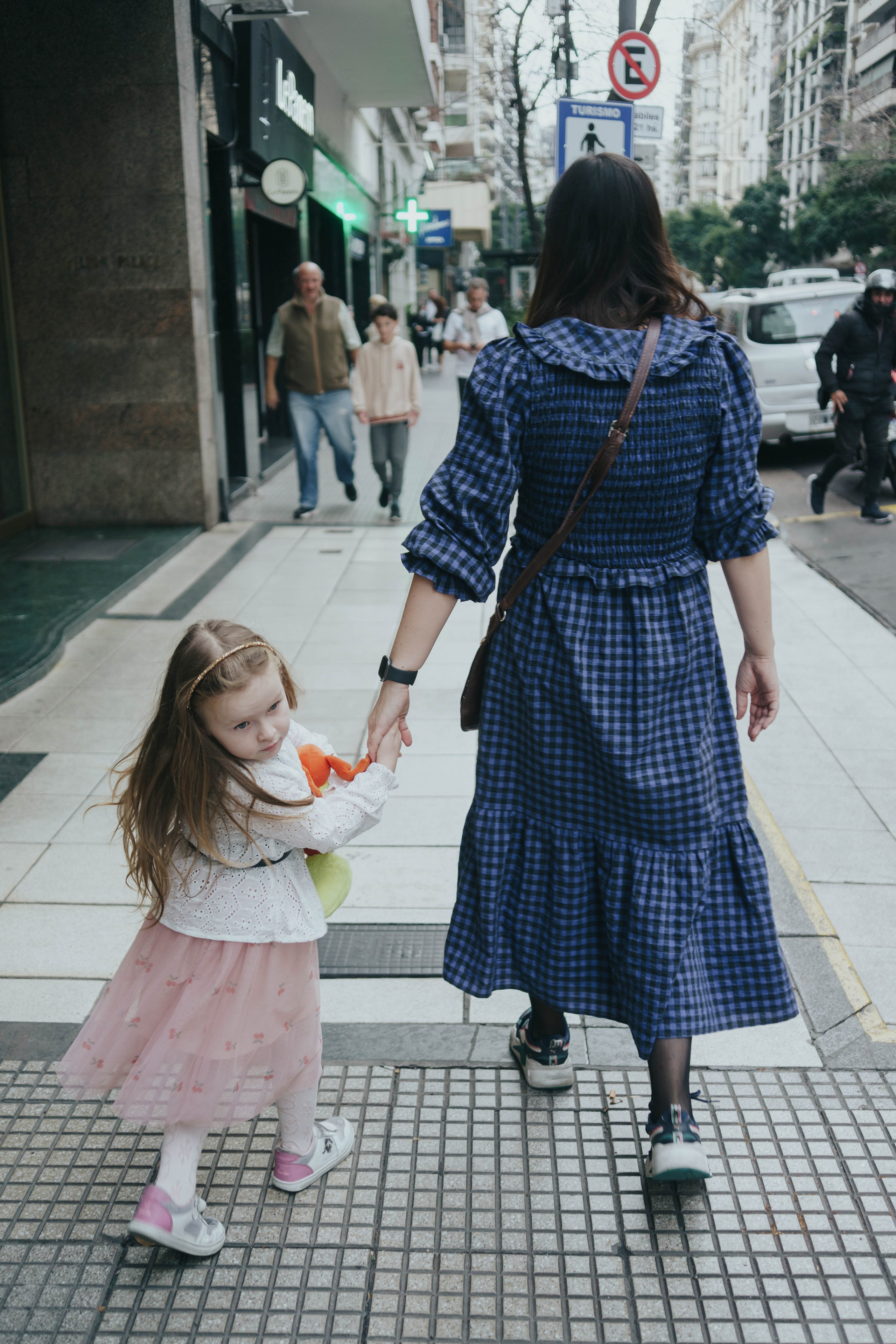 Family photo shoot. Buenos Aires. Photographer @elmirkami in the city of Buenos Aires