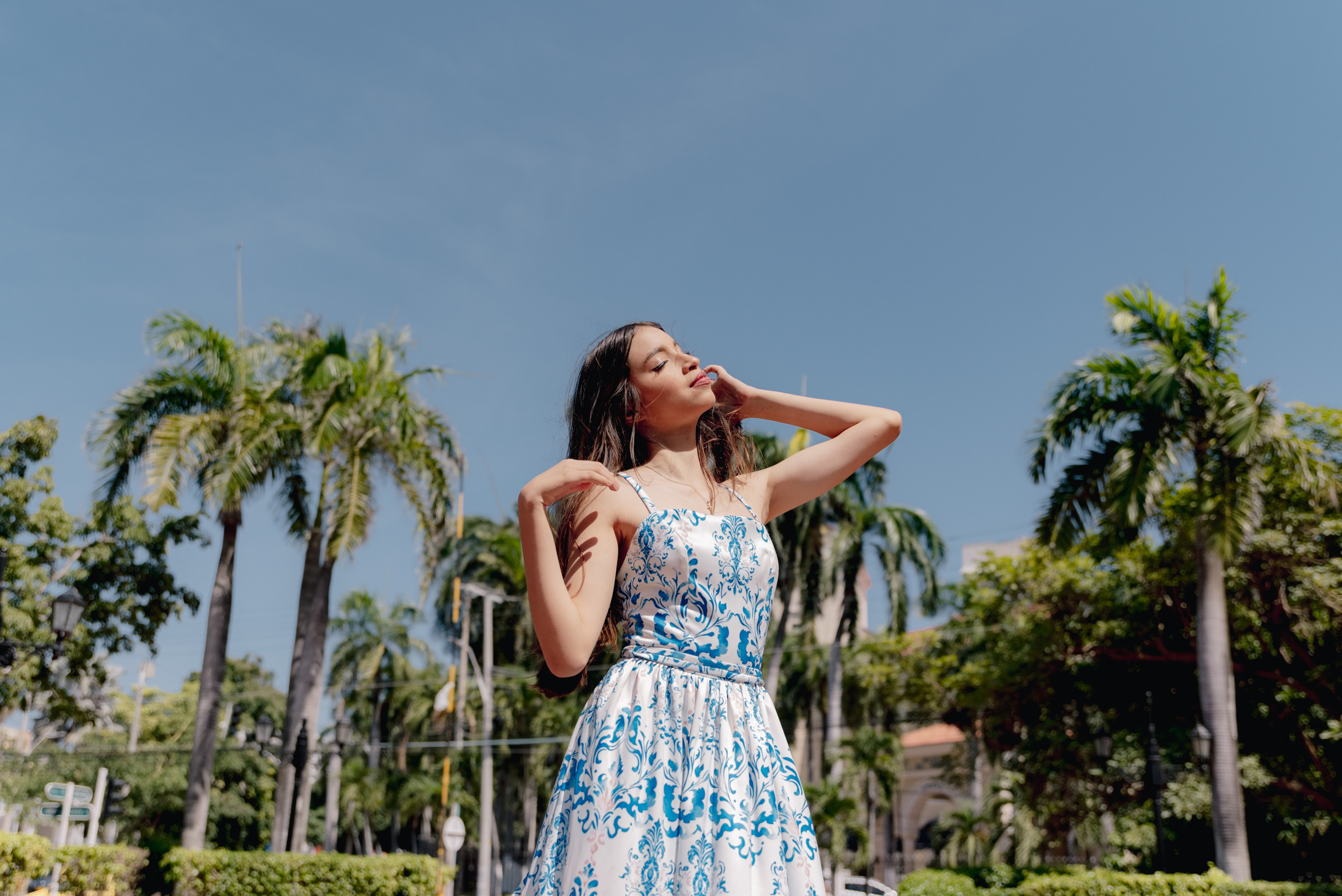 Posado artístico quinceañera en exteriores cielo azul sesión profesional BanderArt Colombia