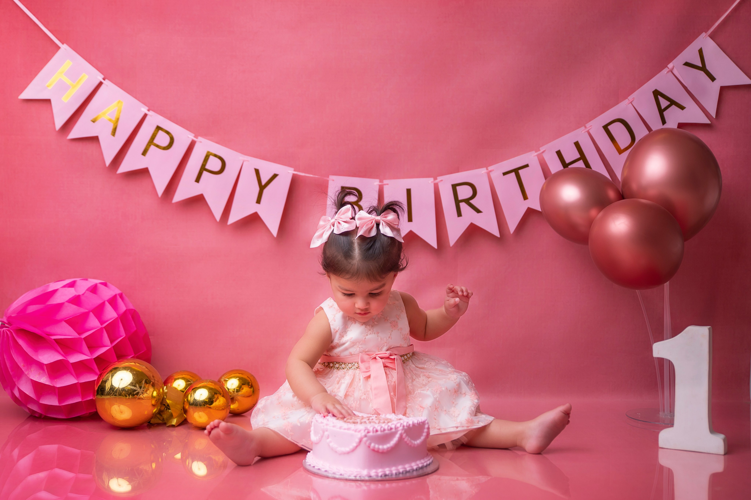 Cake Smash. Lifestyle and Family Photographer Faryal Saeed