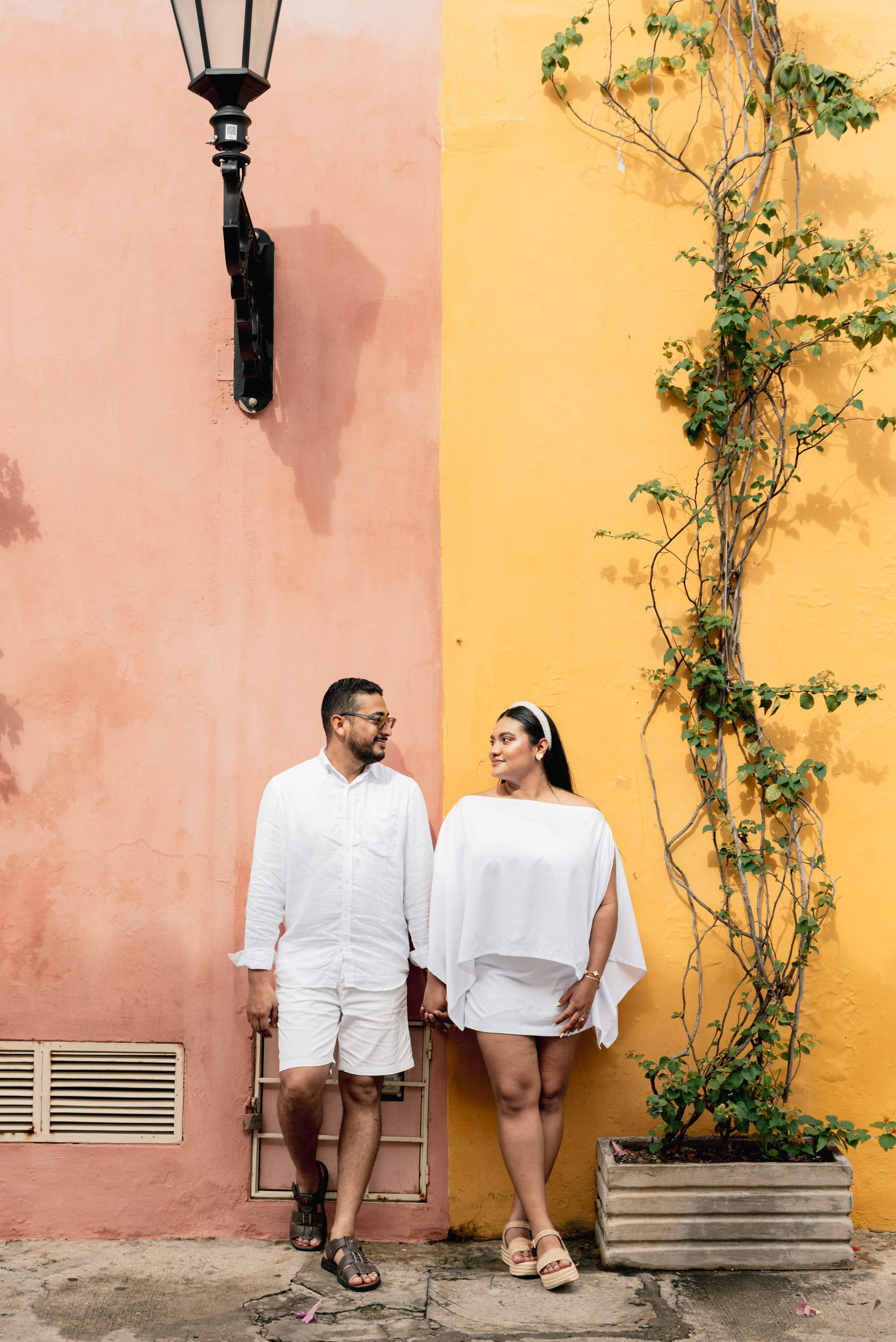 Abrazo junto a las murallas de Cartagena – Fotografía de amor y conexión, expertos en bodas y sesiones preboda en Cartagena. 