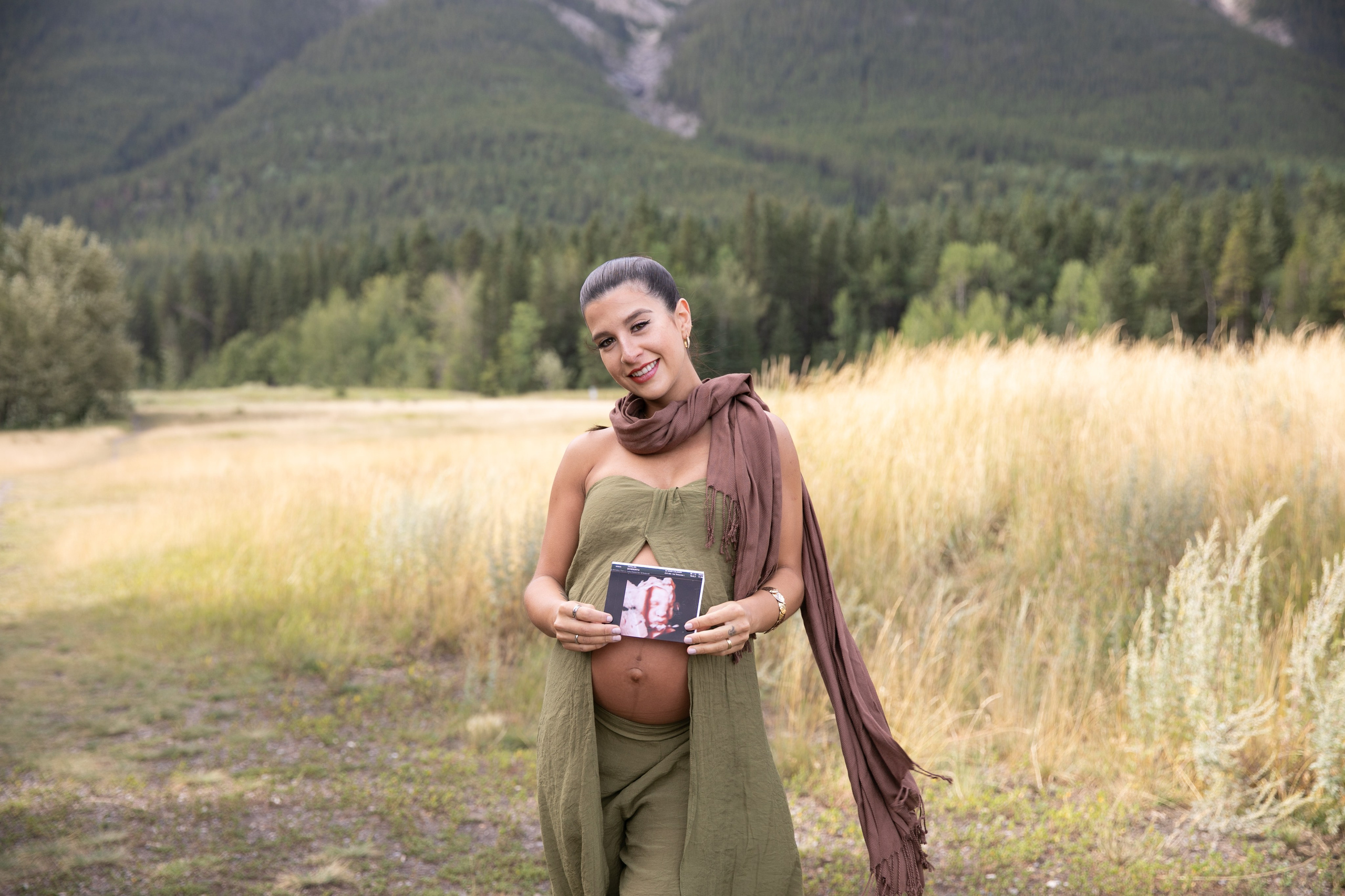 Maternity Photos — Canmore — Daniella. Fotografía accesible en Calgary