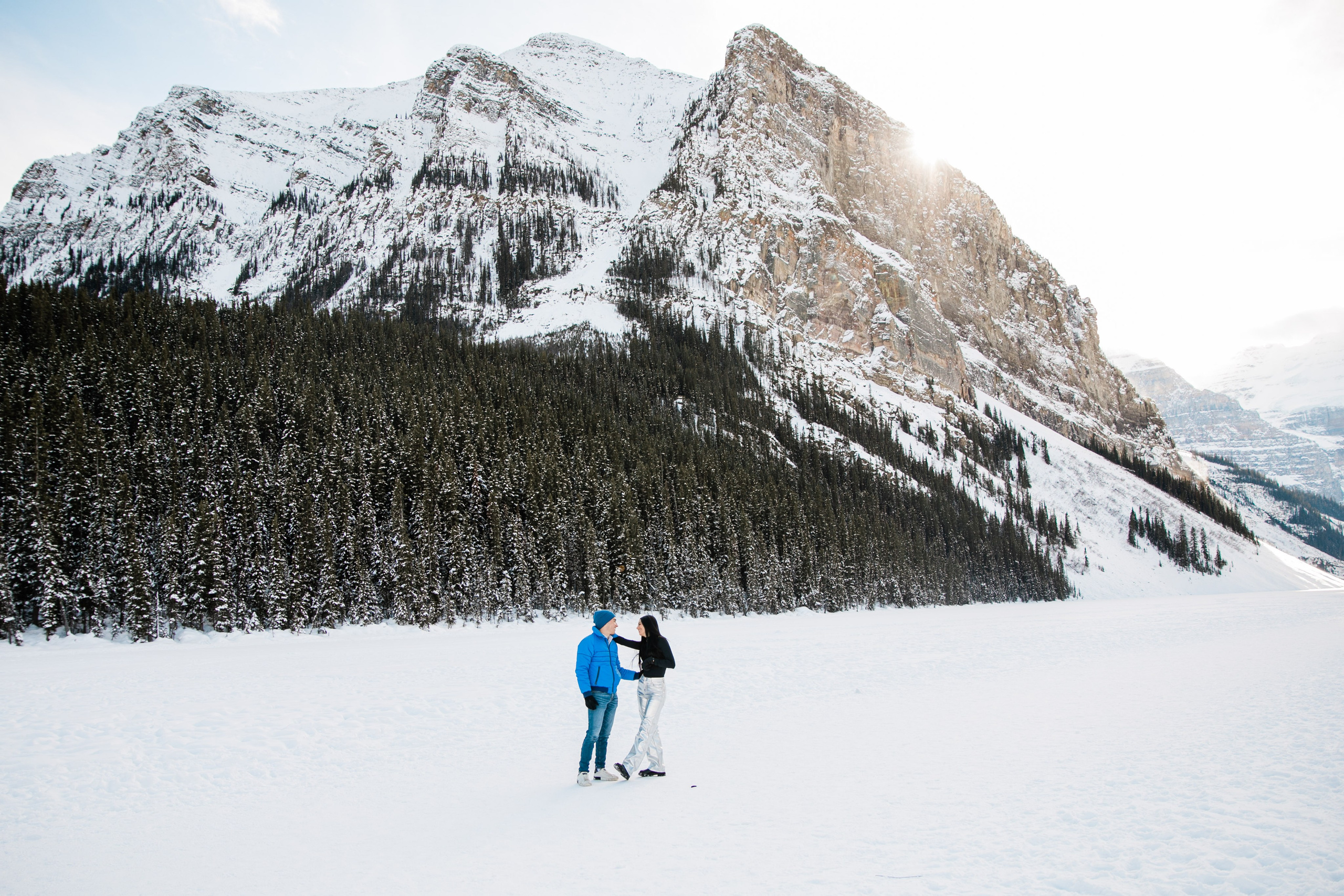 A & M — Lake Louise Engagement. Fotografía accesible en Calgary