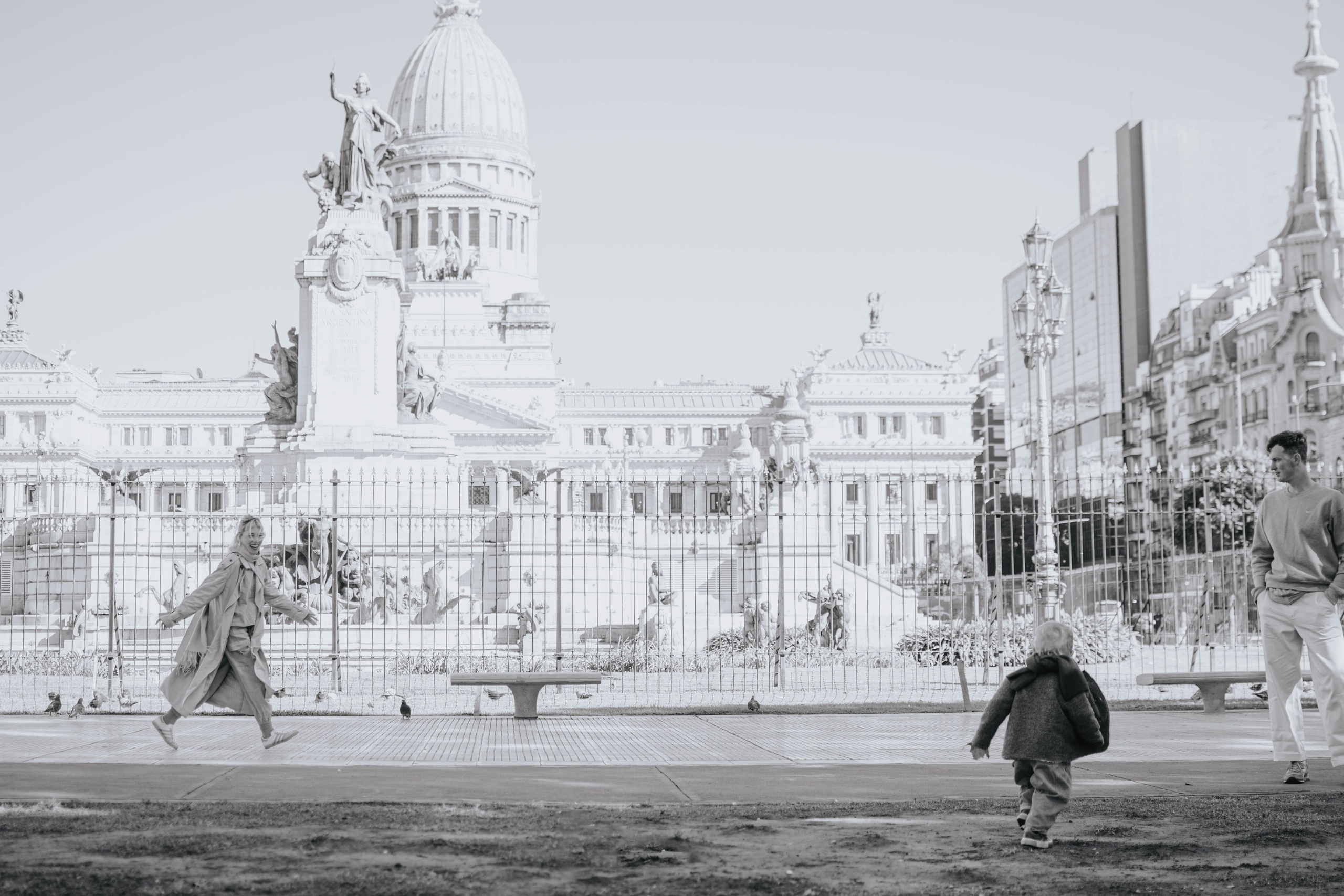 Family photo shoot. Buenos Aires. Photographer @elmirkami in the city of Buenos Aires