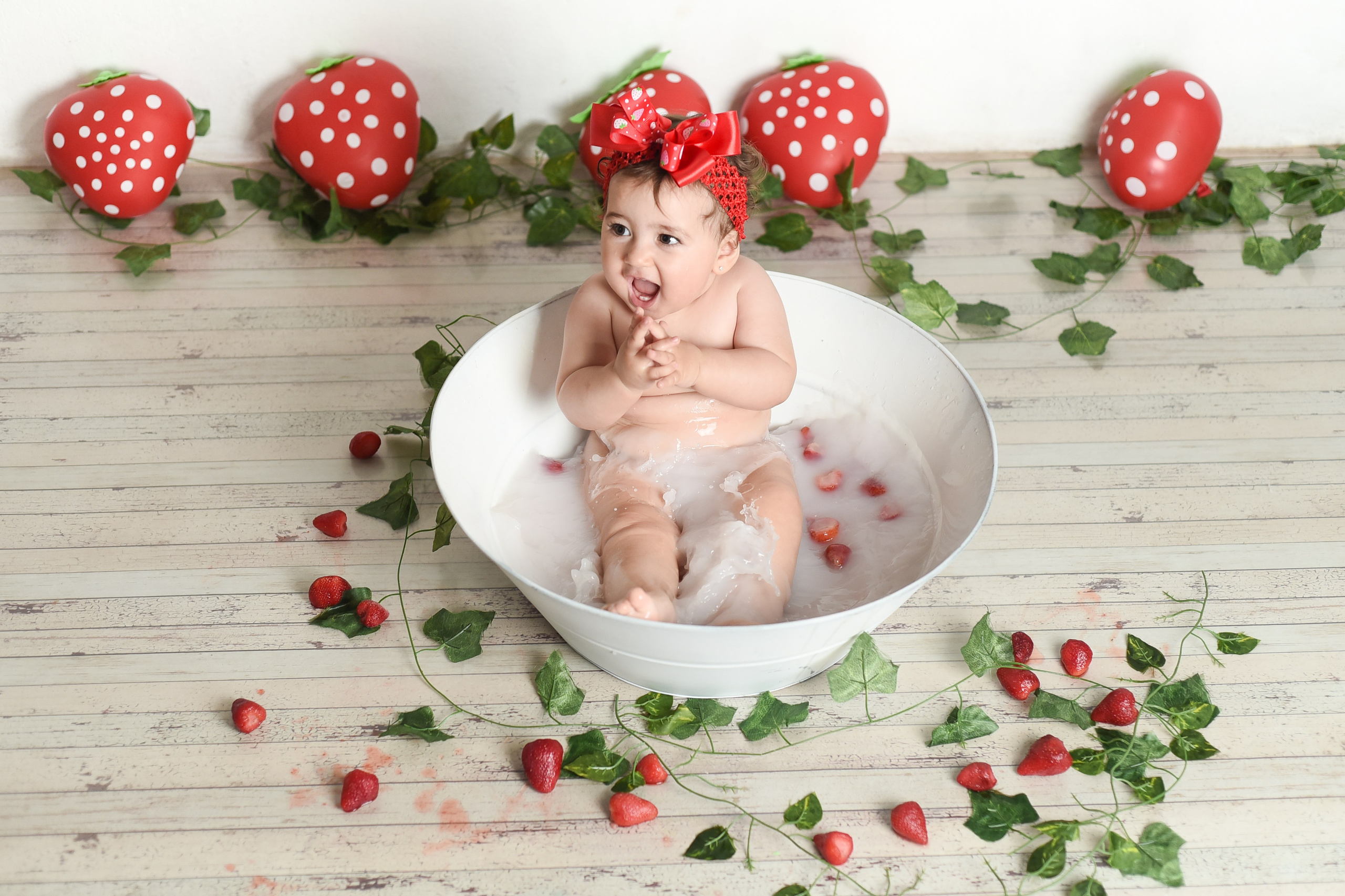 Sesión 1er año de Rebeca. Temática: Frutillita + Mini Sesión Navideña. Fotografo de casamiento en misiones y fotógrafo de familia  Posadas