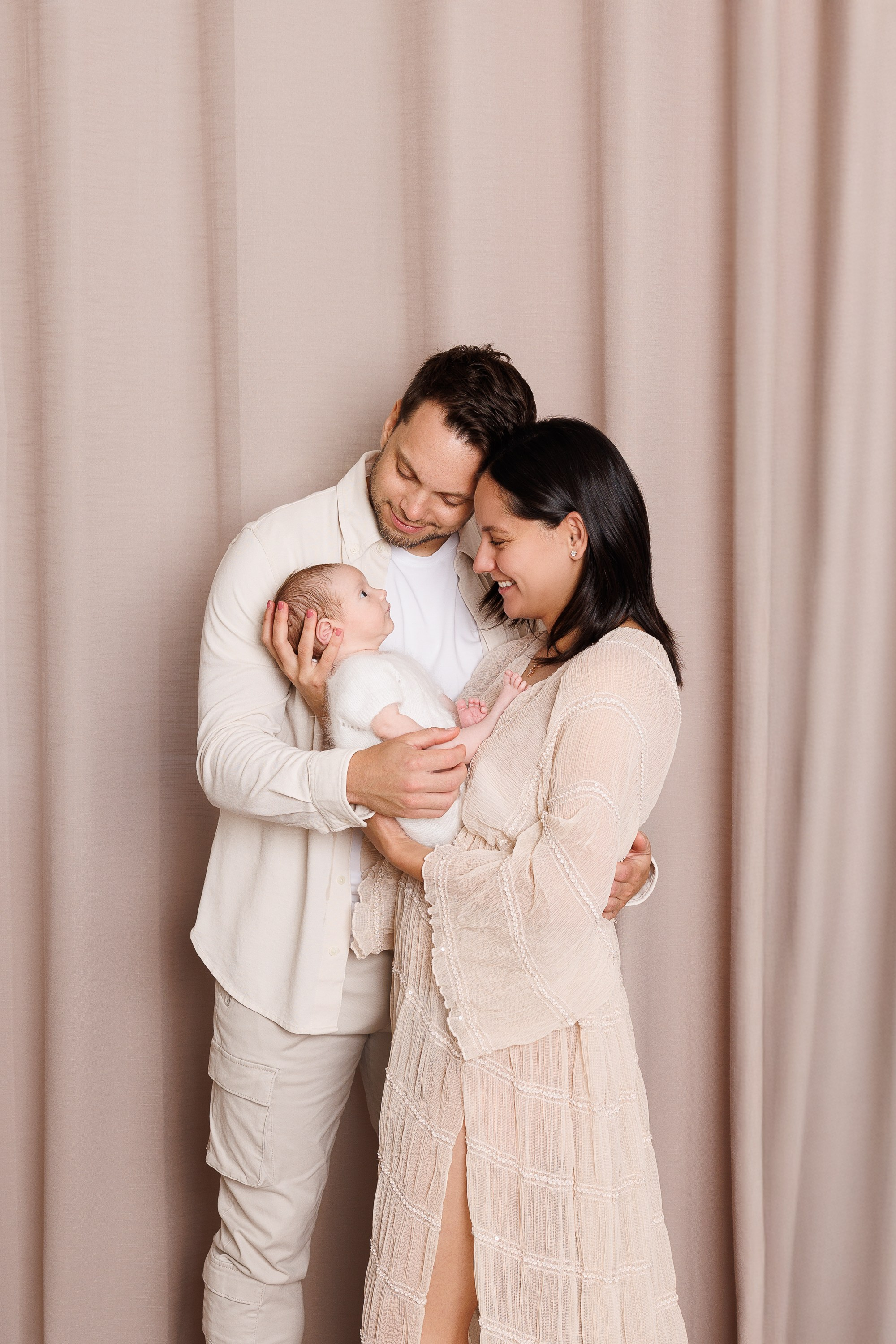 NEWBORN. Je suis photographe portraitiste et je réalise des portraits à toutes les étapes de votre vie! Bienvenue dans mon studio à Westmount, Qc