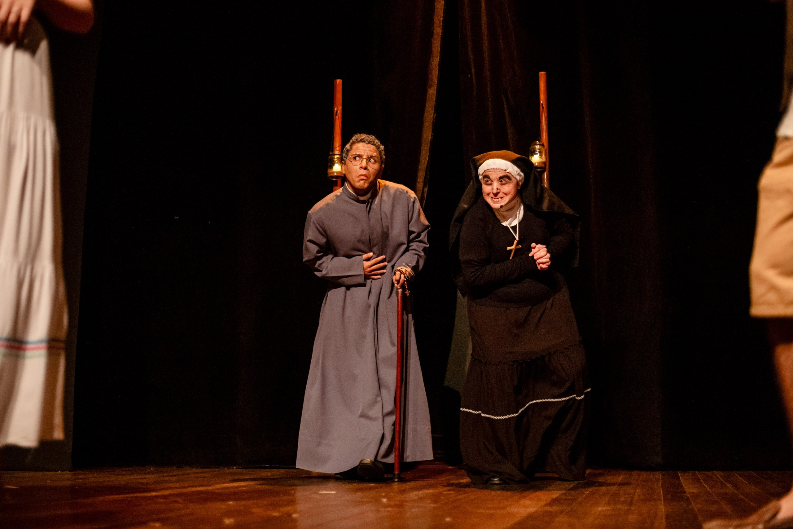 Fotografia de espetáculo teatral Auto da Compadecida do grupo de teatro Anchieta Arte Cênica