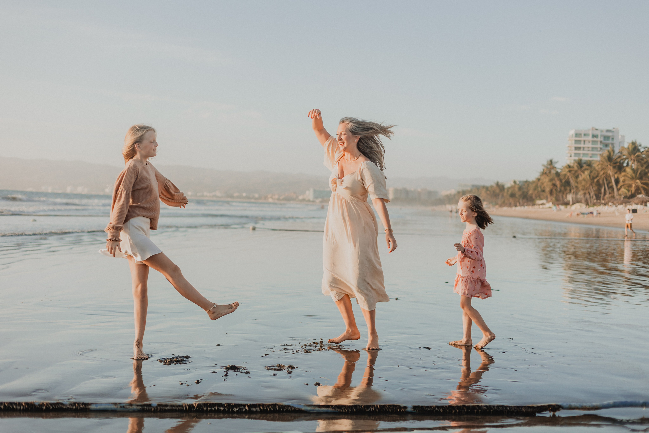 Laughter, Sand, and Sea: A Family Session in Nuevo Vallarta. Fotógrafo de Bodas en Puerto Vallarta y Riviera Nayarit | VL photo & film