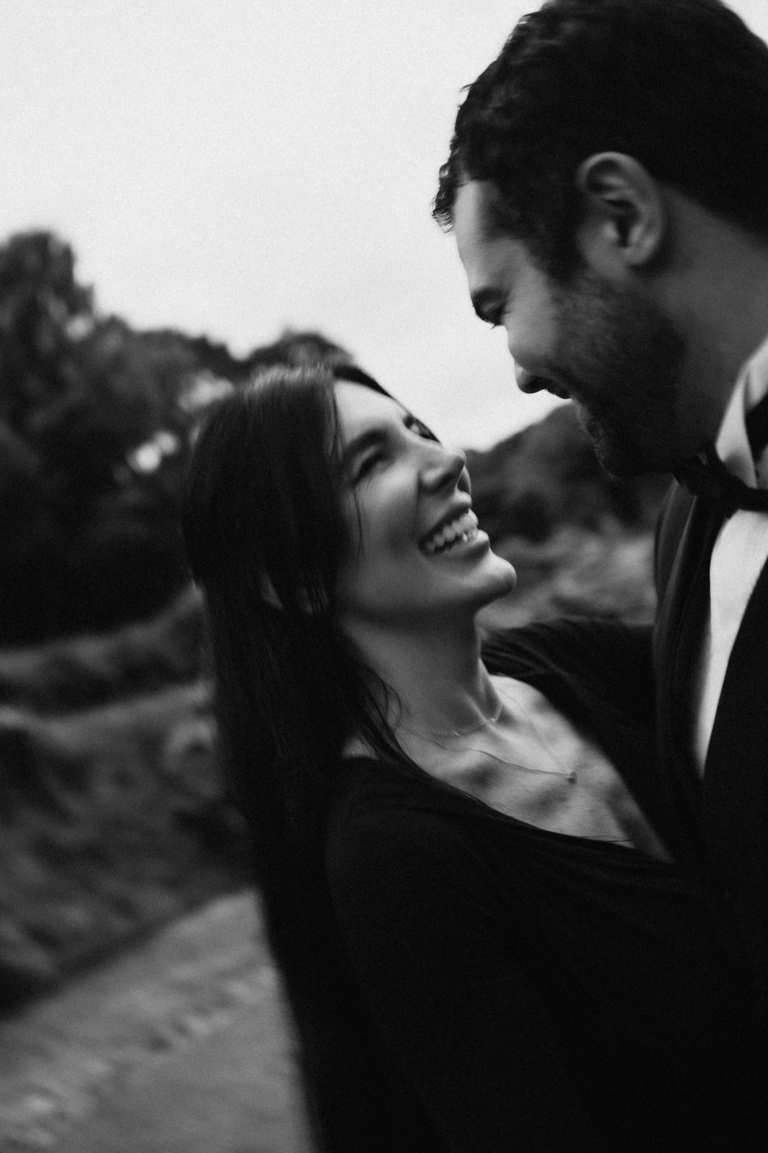 Pré-Wedding Sara e Rafael no Campo em Minas Gerais com Estética Editorial | Edu e Josi Fotografia