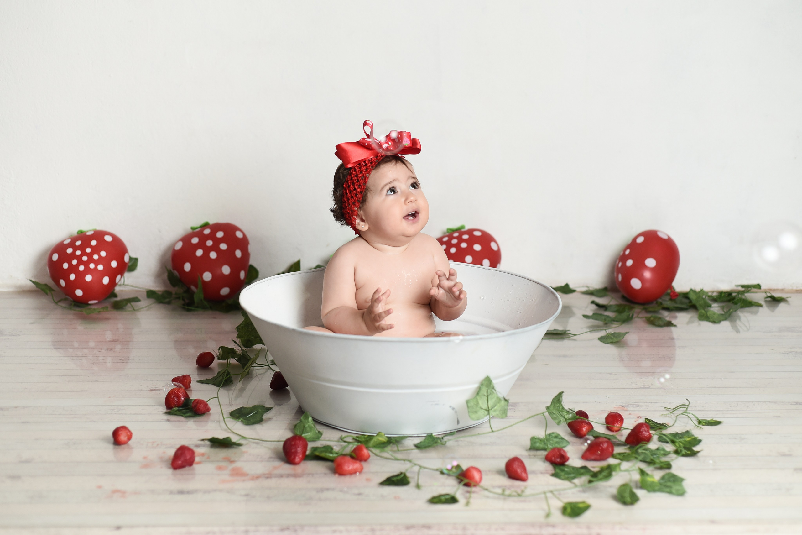 Sesión 1er año de Rebeca. Temática: Frutillita + Mini Sesión Navideña. Fotografo de casamiento en misiones y fotógrafo de familia  Posadas