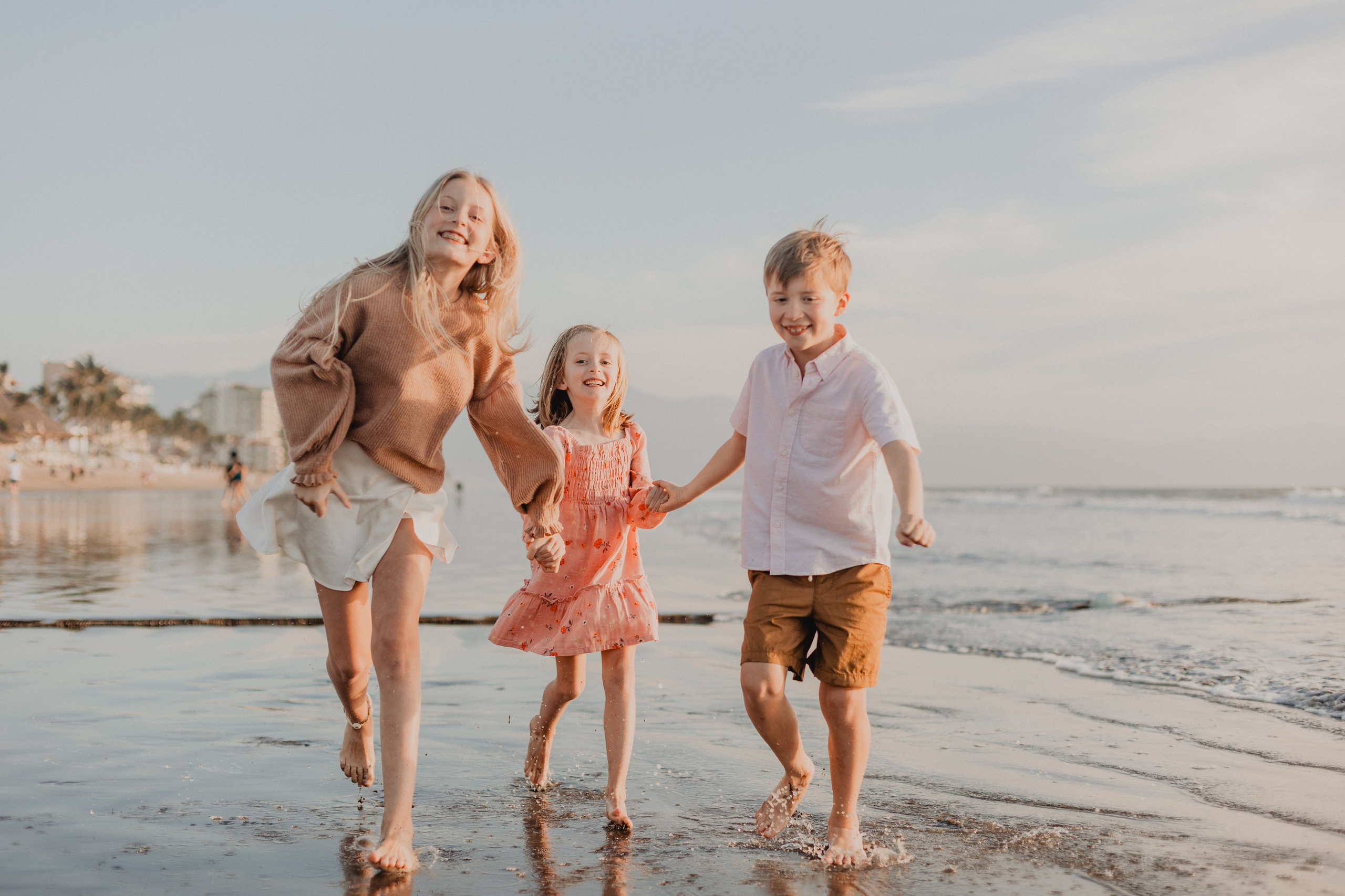 Laughter, Sand, and Sea: A Family Session in Nuevo Vallarta. Fotógrafo de Bodas en Puerto Vallarta y Riviera Nayarit | VL photo & film