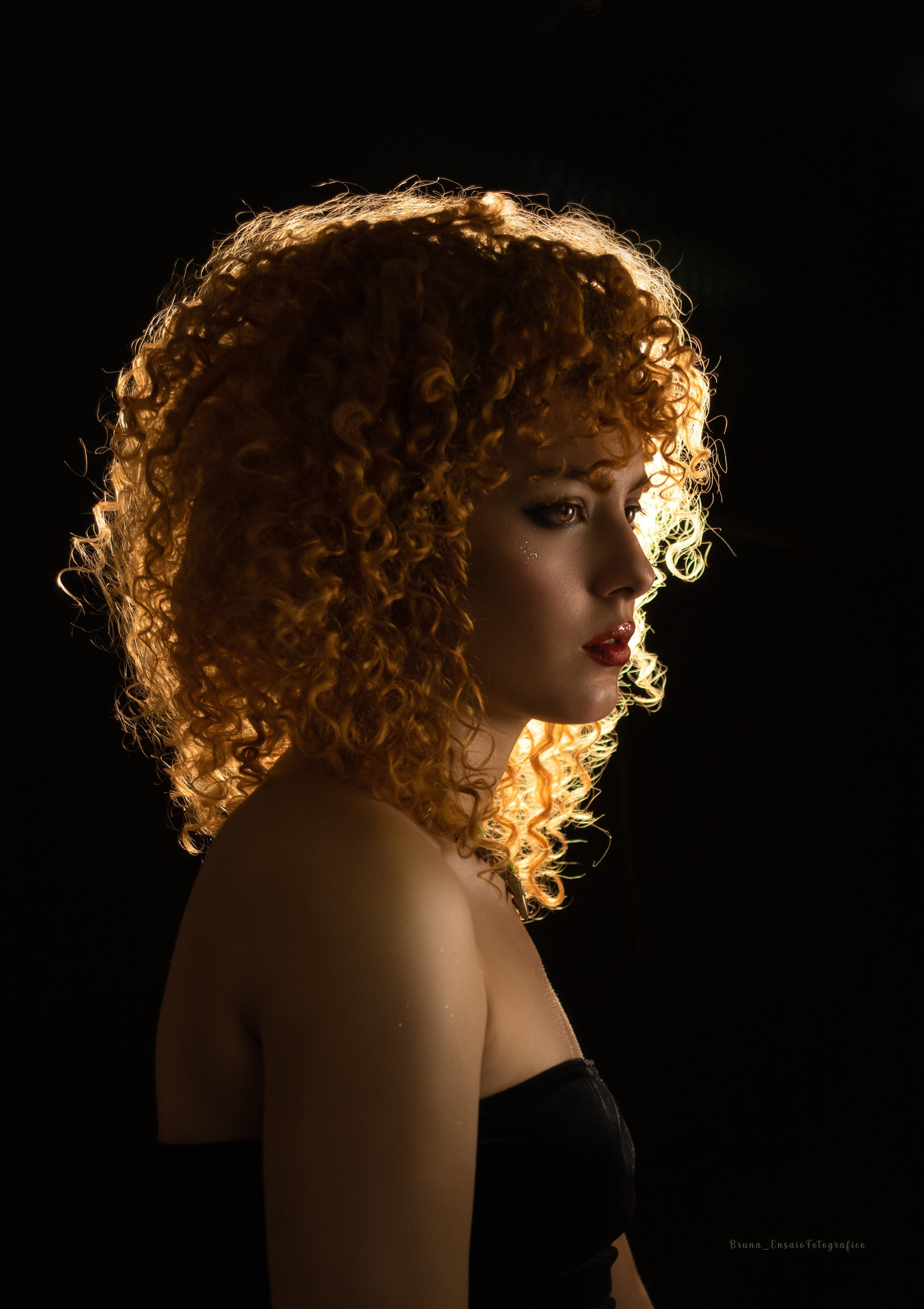 Fotografia pessoal em estúdio em São Paulo para quem deseja se enxergar de uma nova forma. Retratos femininos que valorizam autoestima, personalidade e autenticidade.