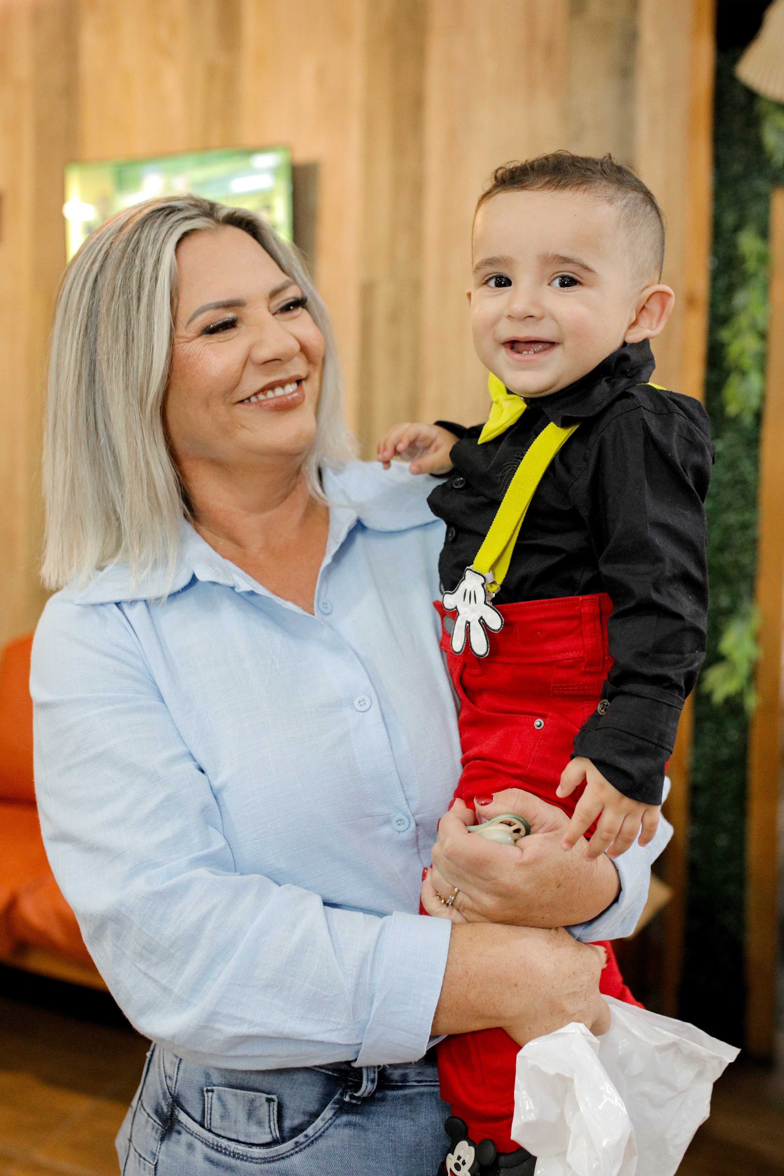 registro afetivo de família e convidados em festa de aniversário infantil em Joinville - Lenofotografia