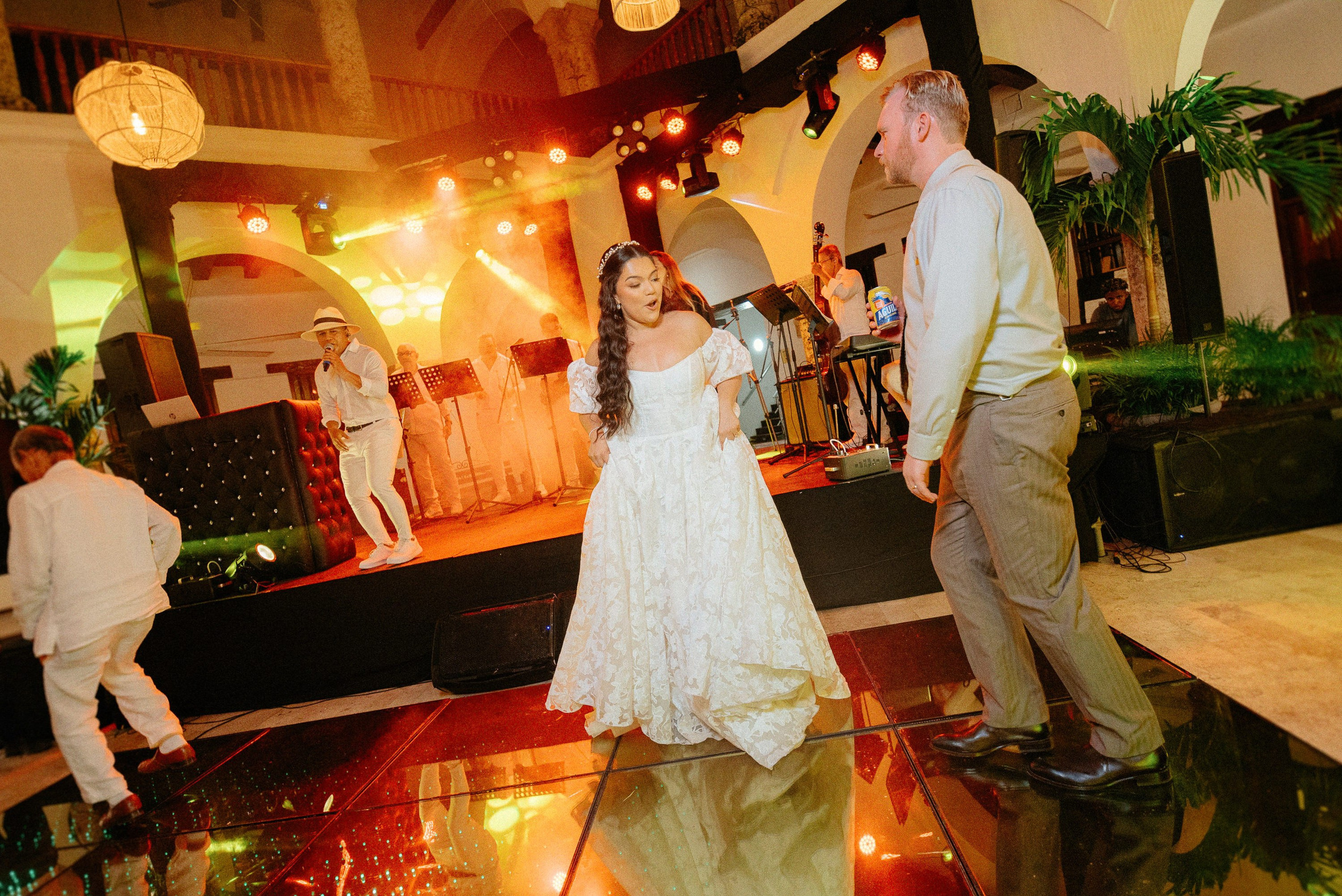 Cindy + Garrett | Destination Wedding Photos in Cartagena 2025 – César Vanegas Photography. César Vanegas Photography | Wedding & Travel Photographer | Cartagena, Colombia