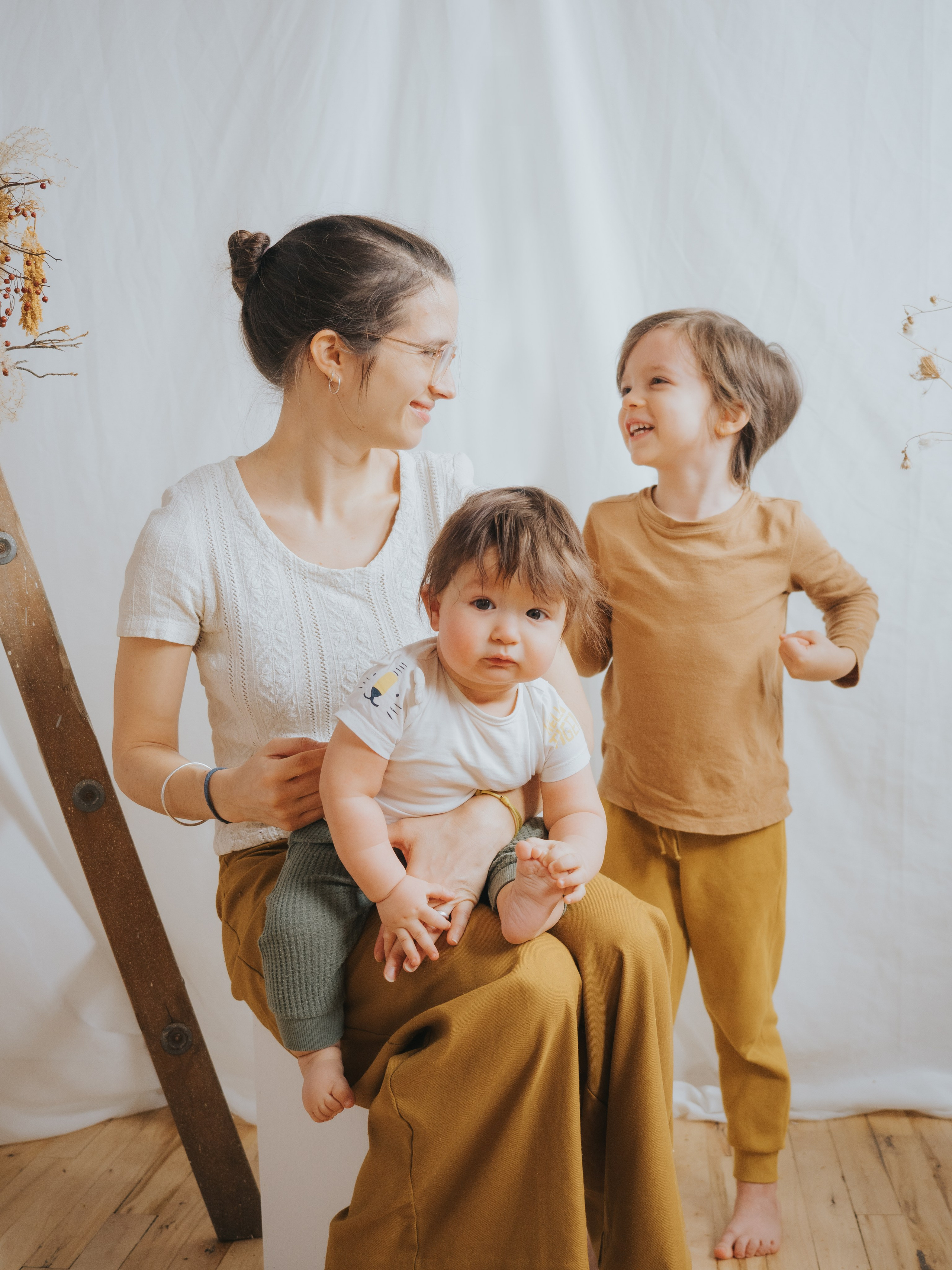 Mère et deux jeunes garçons dansant ensemble.