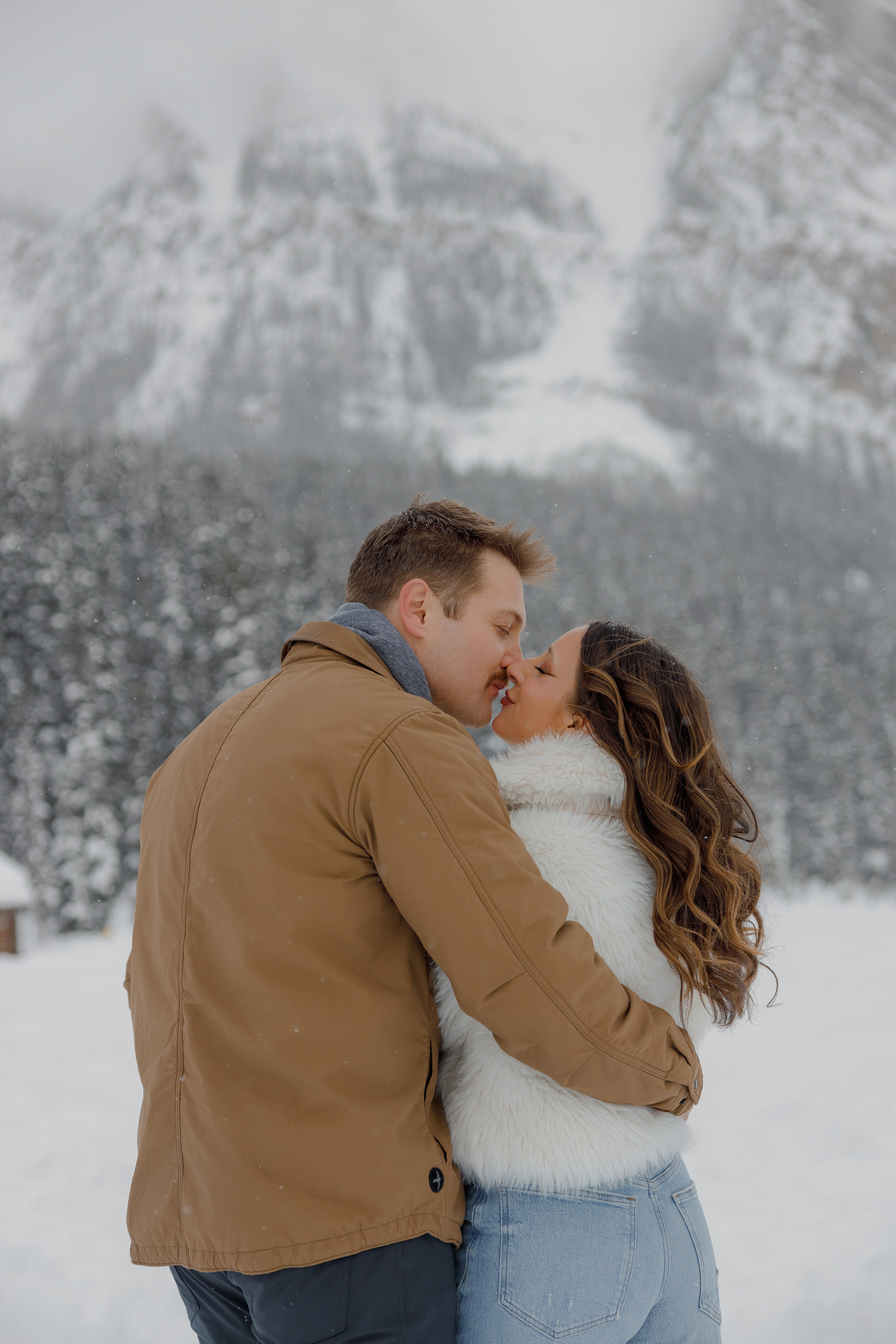 Lake Louise engagement session. Photographer Elvira Hryshchenko