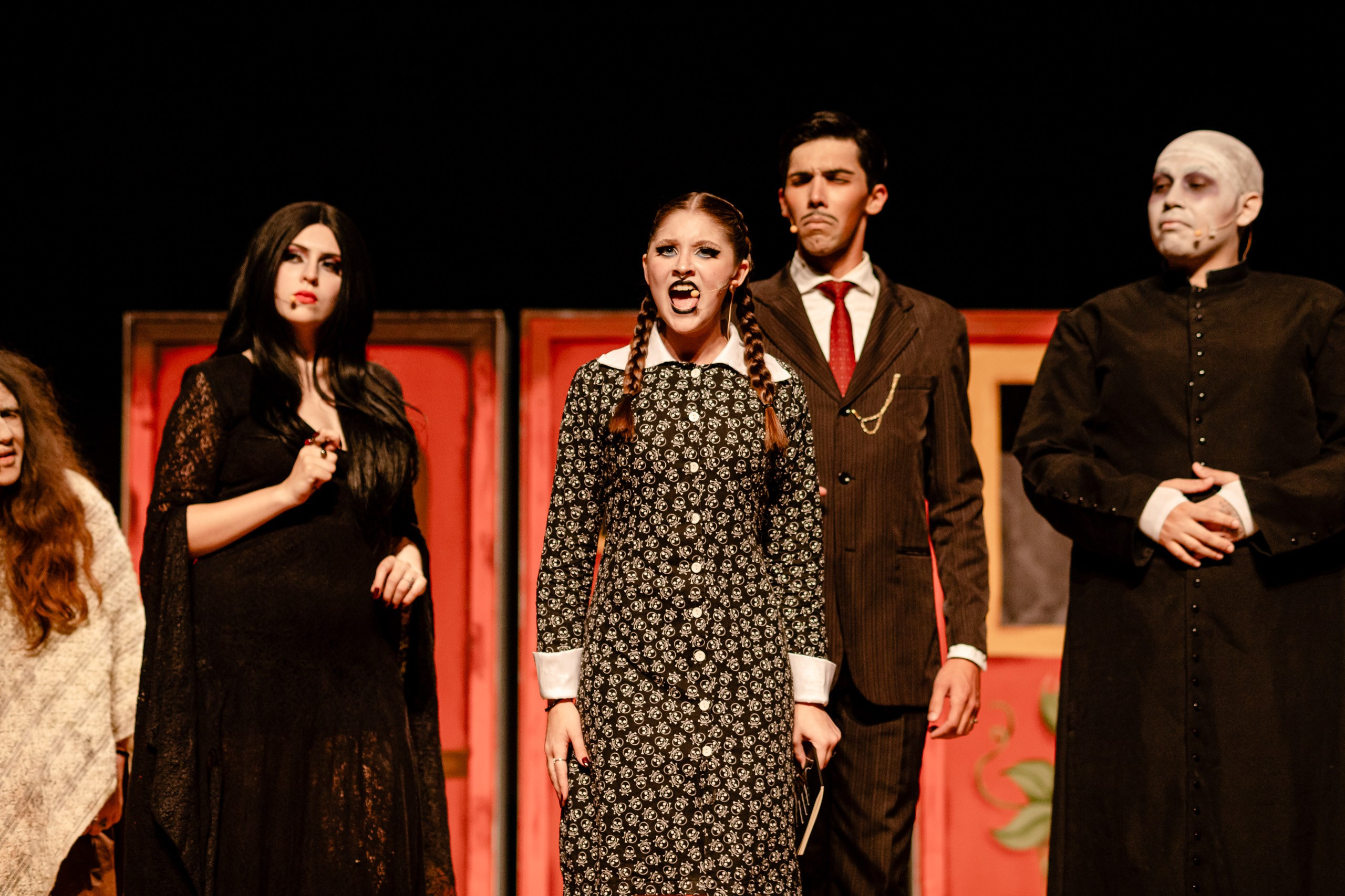 Fotografia de espetáculo A Família Addams do grupo de Teatro Univali