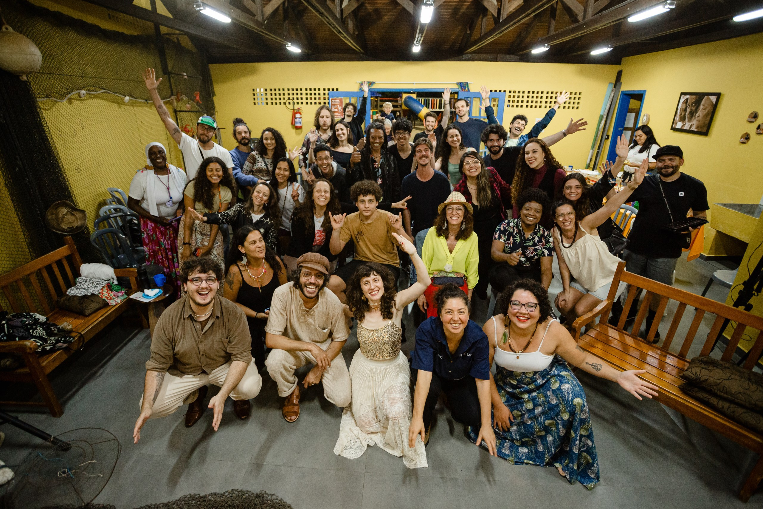 Fotógrafo de show em Balneário Camboriú; foto oficial em grupo reunindo a cantora Joana Gaia, músicos, equipe e público após a apresentação no bairro da Barra para a divulgação do álbum "Água Brasileira".