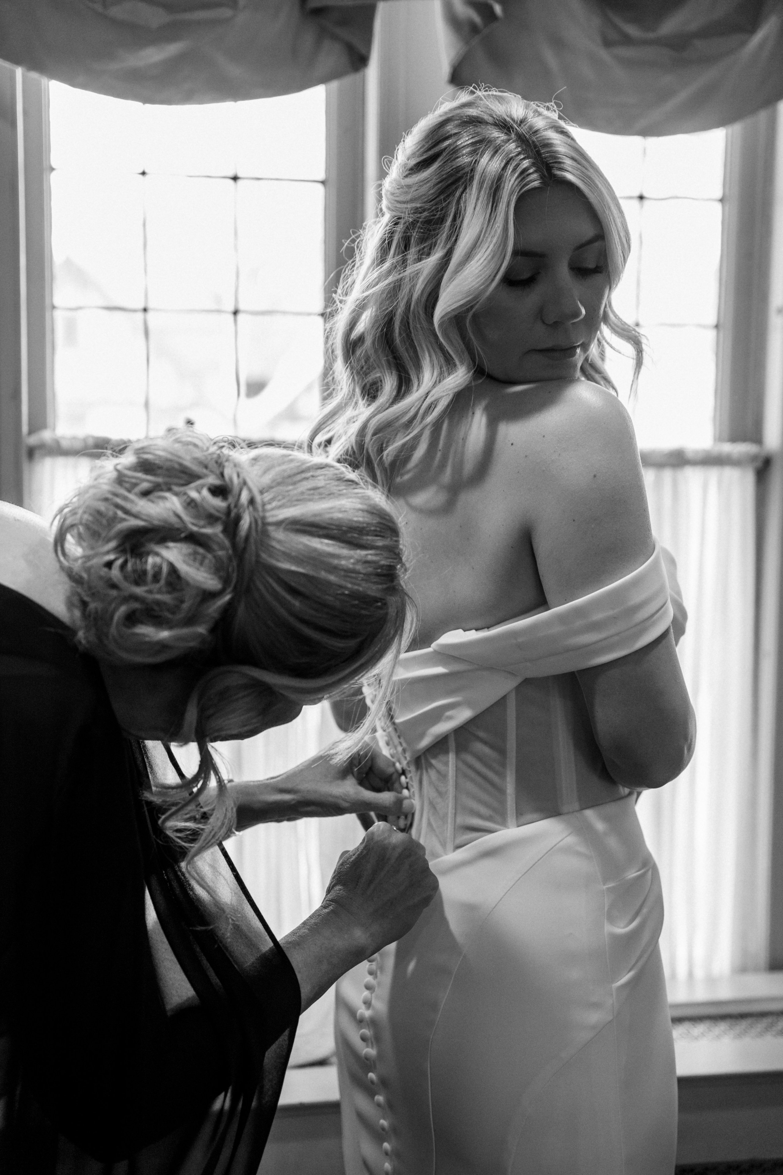 Bride getting ready before her wedding in Windsor, Ontario.