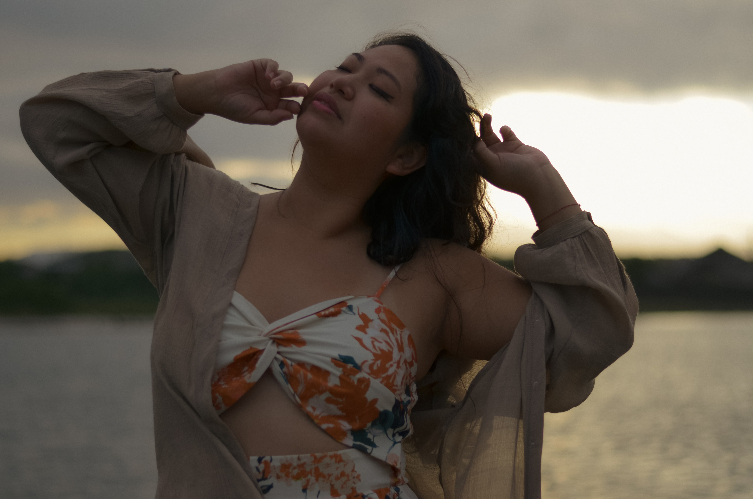 SUNSET MODEL. LunarVox Lens: a lente que transforma luz em voz e emoção. Retratos e ensaios no Japão por Leyka Tanaka