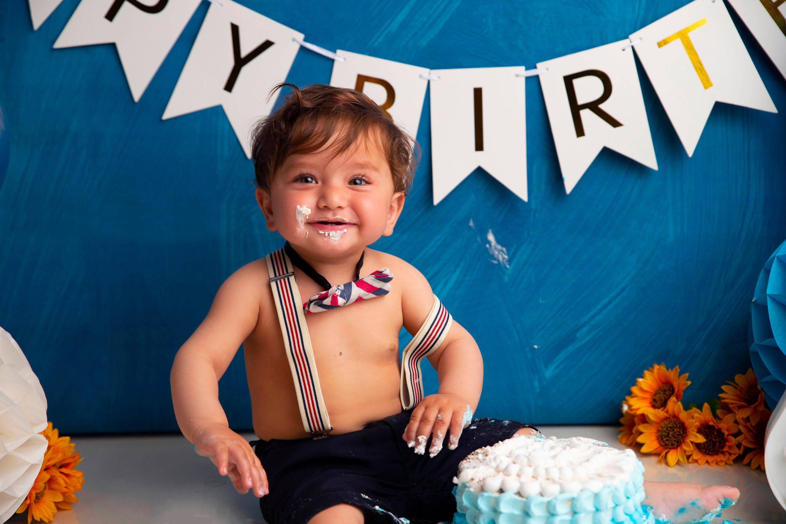Cake Smash. Lifestyle and Family Photographer Faryal Saeed