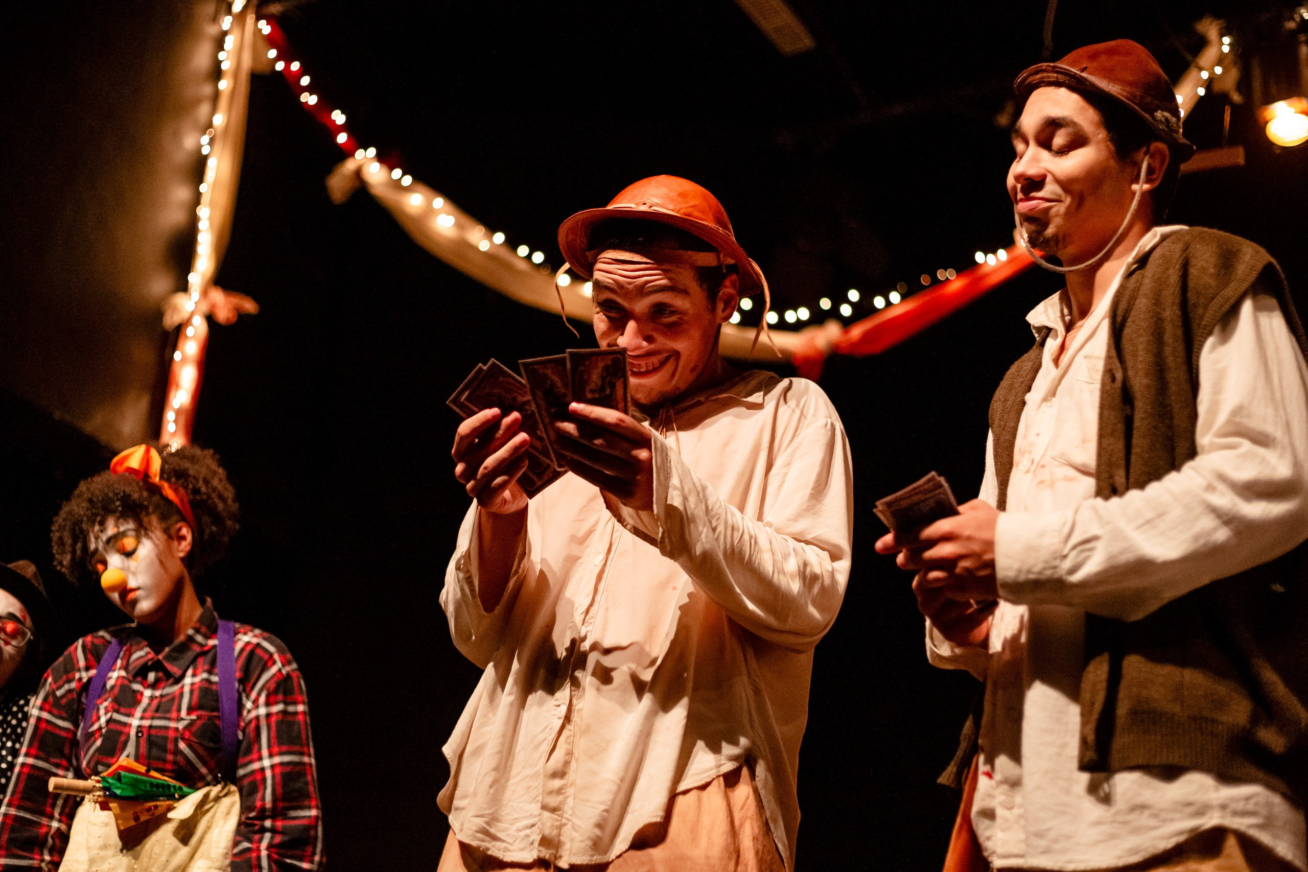 Fotografia de espetáculo teatral Auto da Compadecida do grupo de teatro Anchieta Arte Cênica