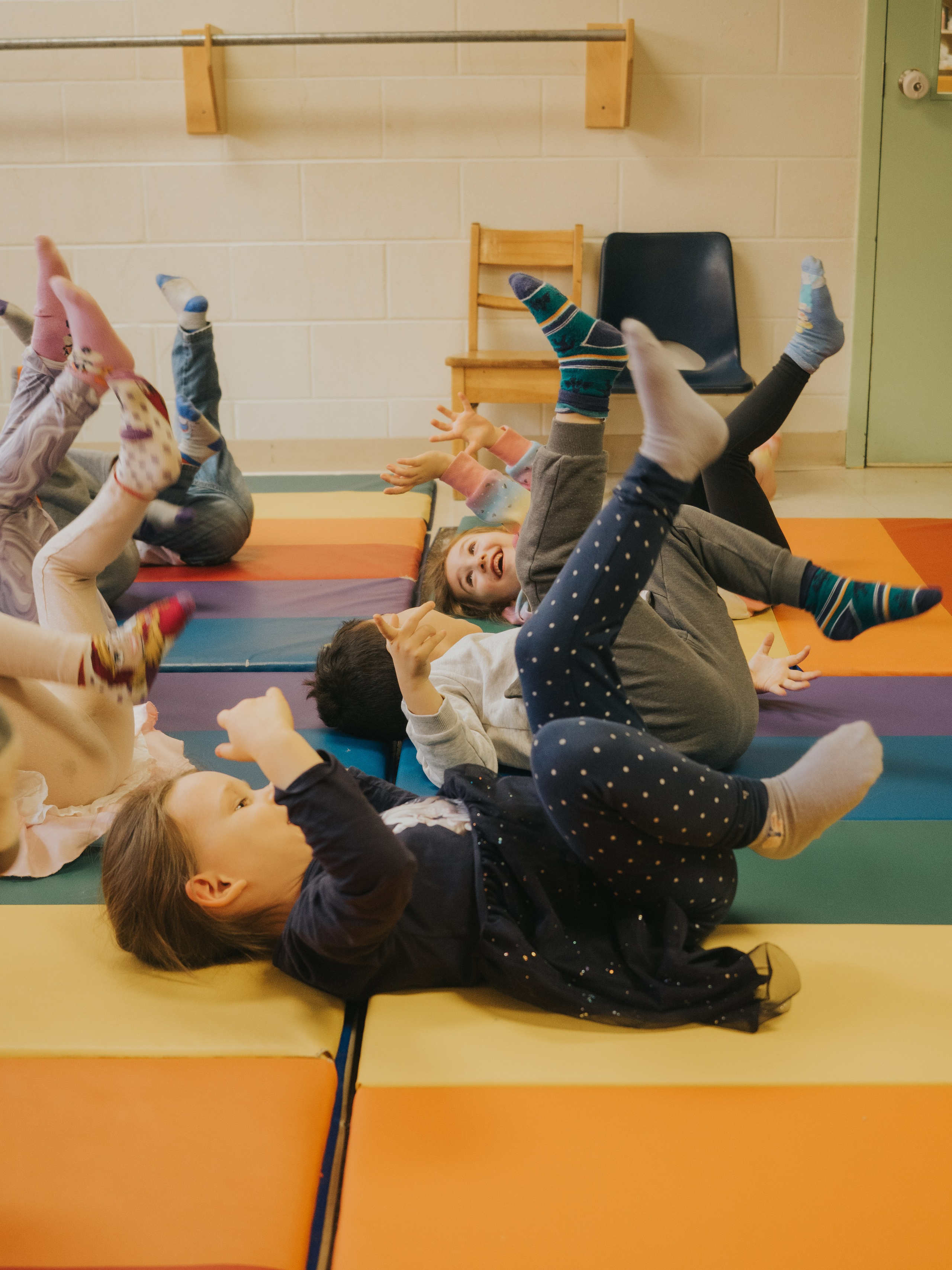 Enfants avec les jambes dans l'air.