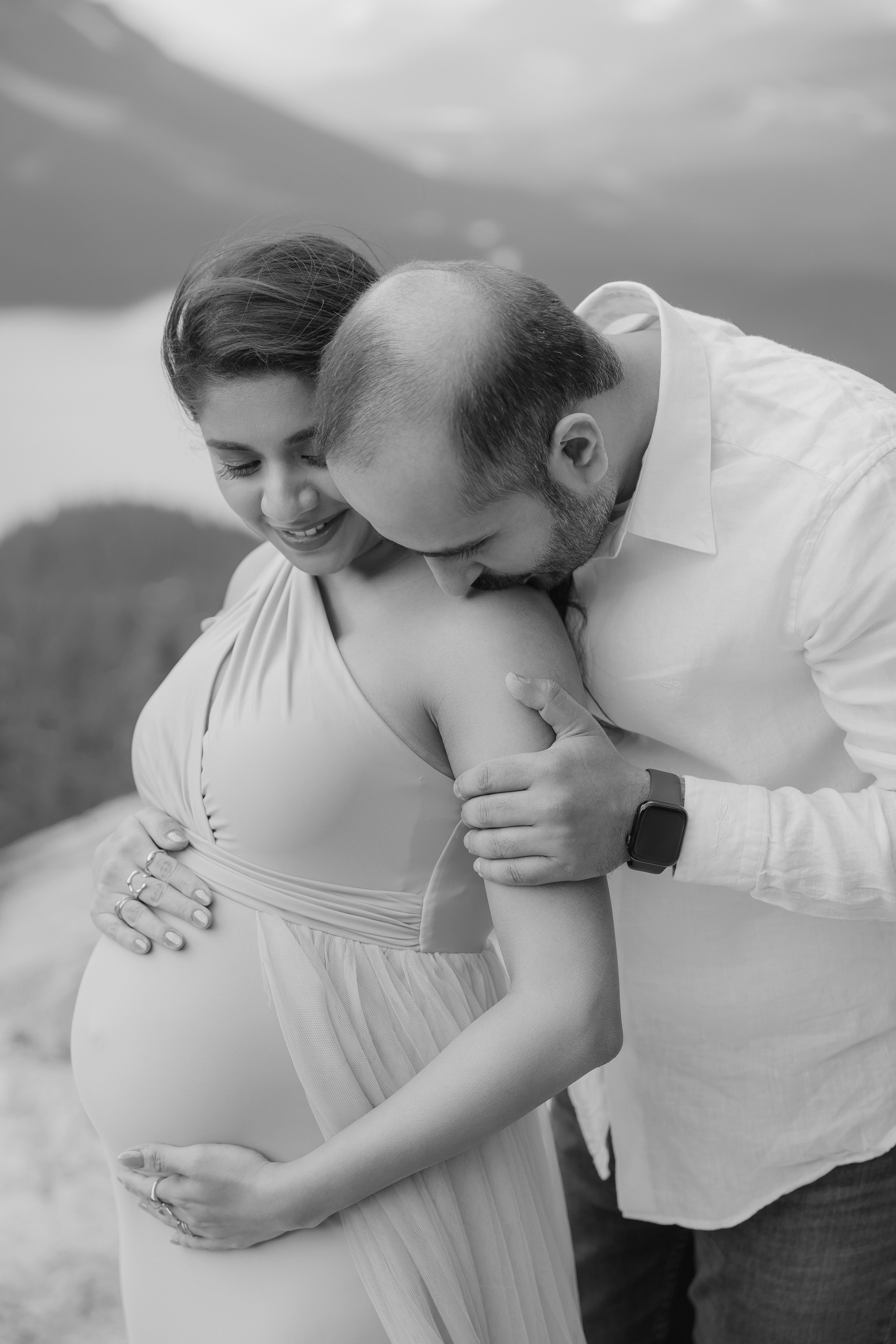 Mountain maternity shoot. Photographer Elvira Hryshchenko