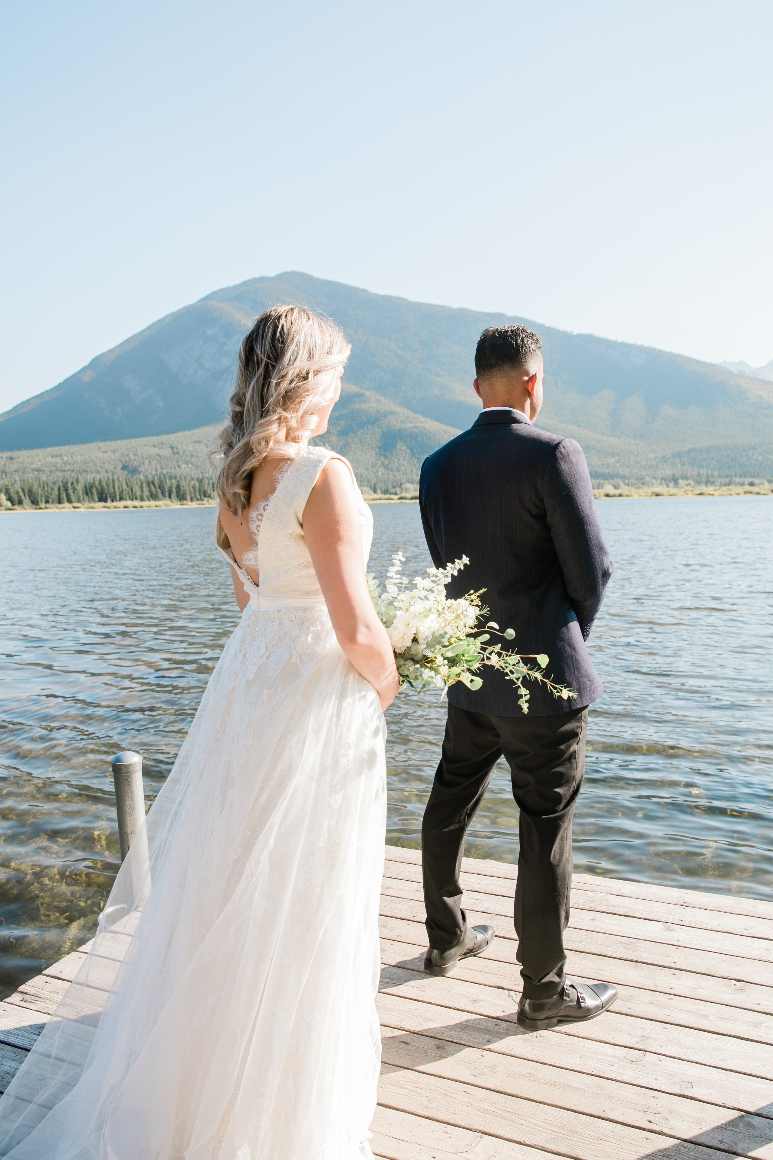 Dakota & Jarrett Wedding — Vermilion Lakes. Fotografía accesible en Calgary