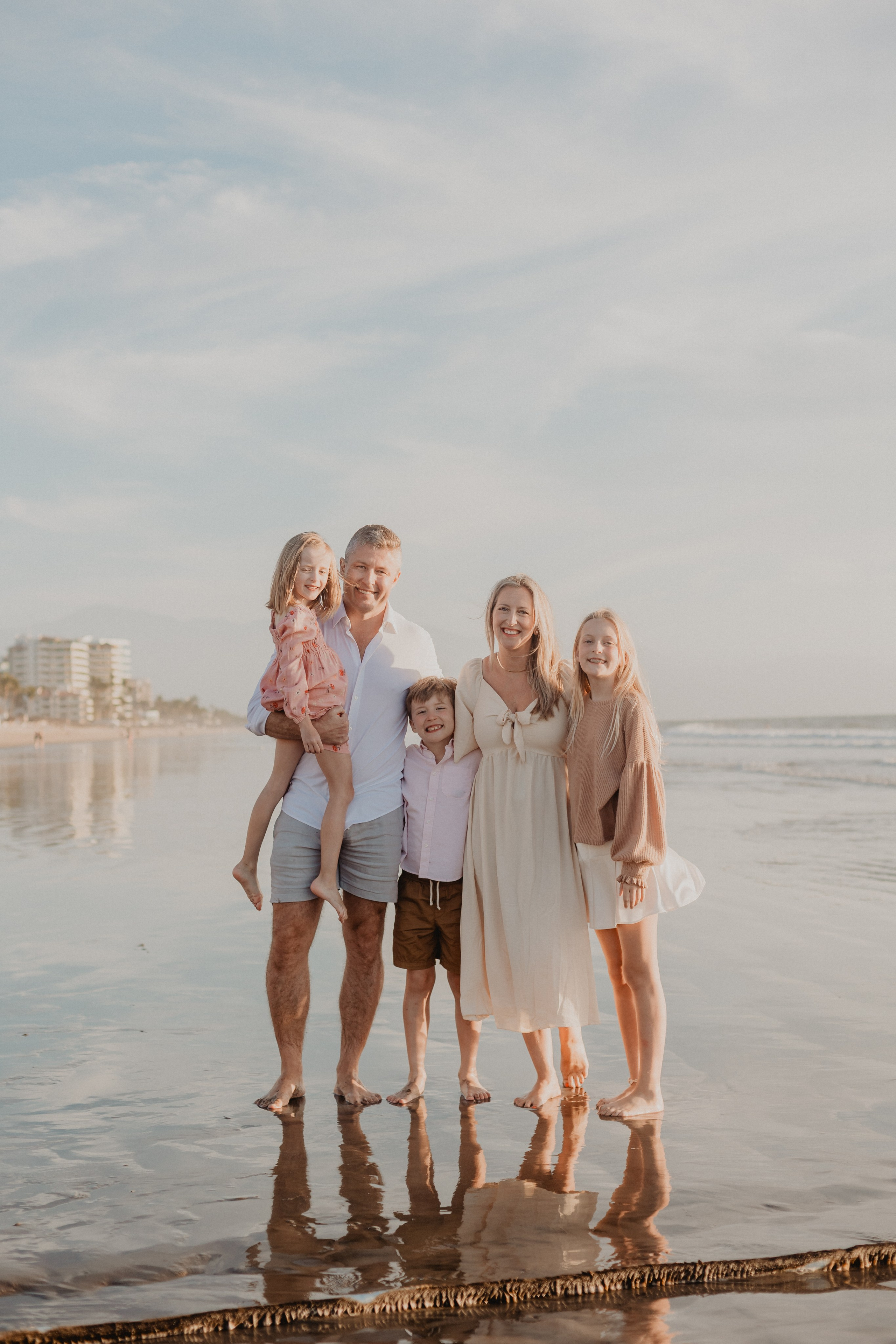 Laughter, Sand, and Sea: A Family Session in Nuevo Vallarta. Fotógrafo de Bodas en Puerto Vallarta y Riviera Nayarit | VL photo & film