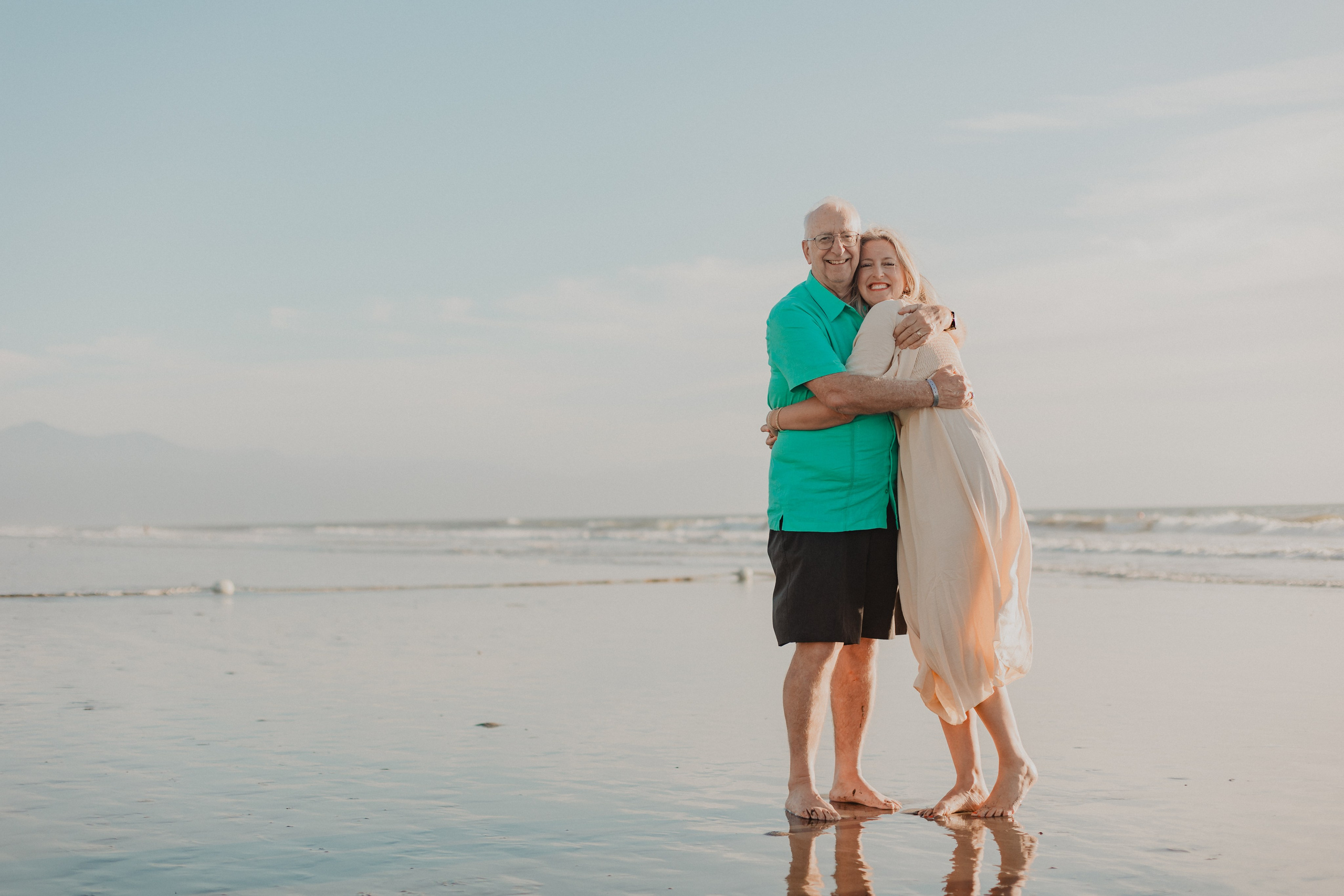 Laughter, Sand, and Sea: A Family Session in Nuevo Vallarta. Fotógrafo de Bodas en Puerto Vallarta y Riviera Nayarit | VL photo & film