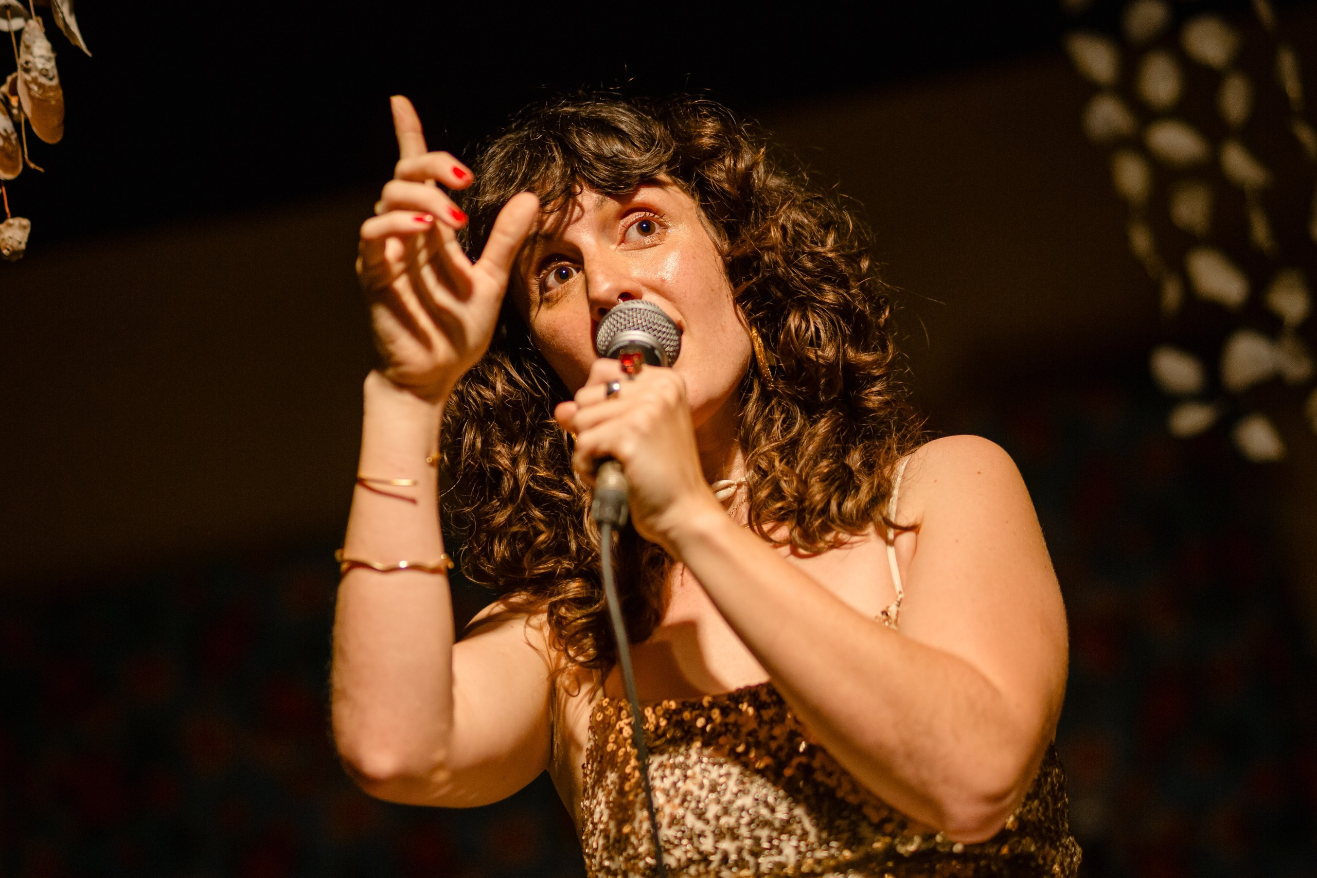 Mulher cantando em show musical.