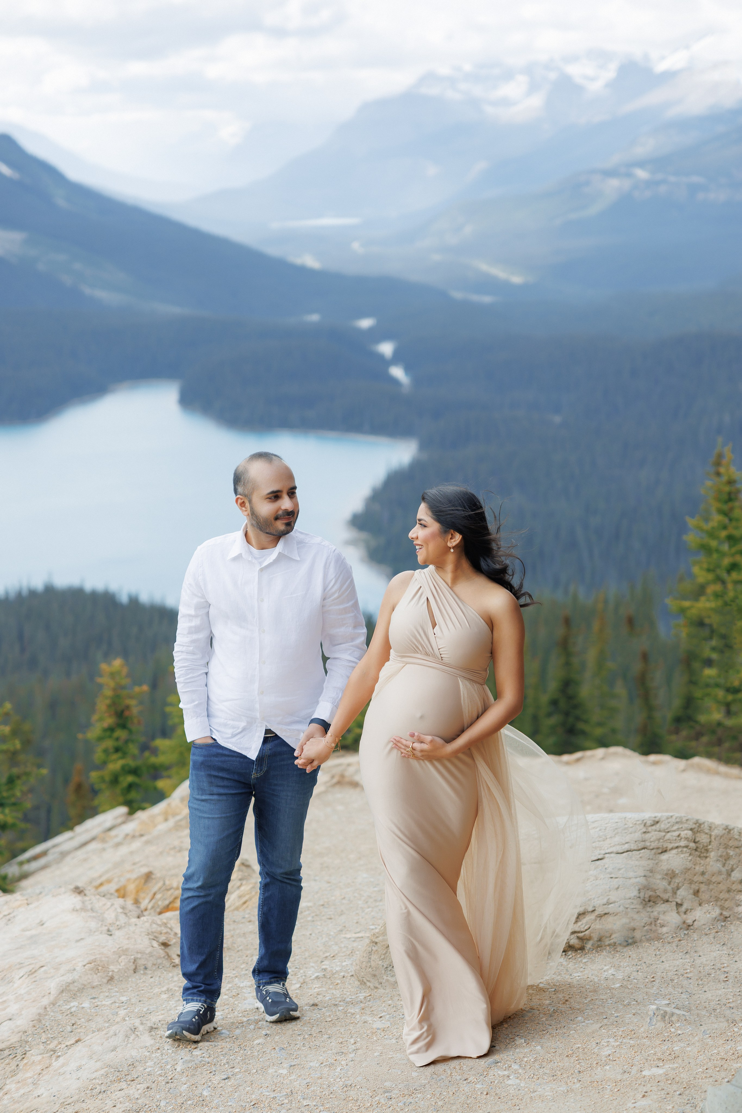 Mountain maternity shoot. Photographer Elvira Hryshchenko
