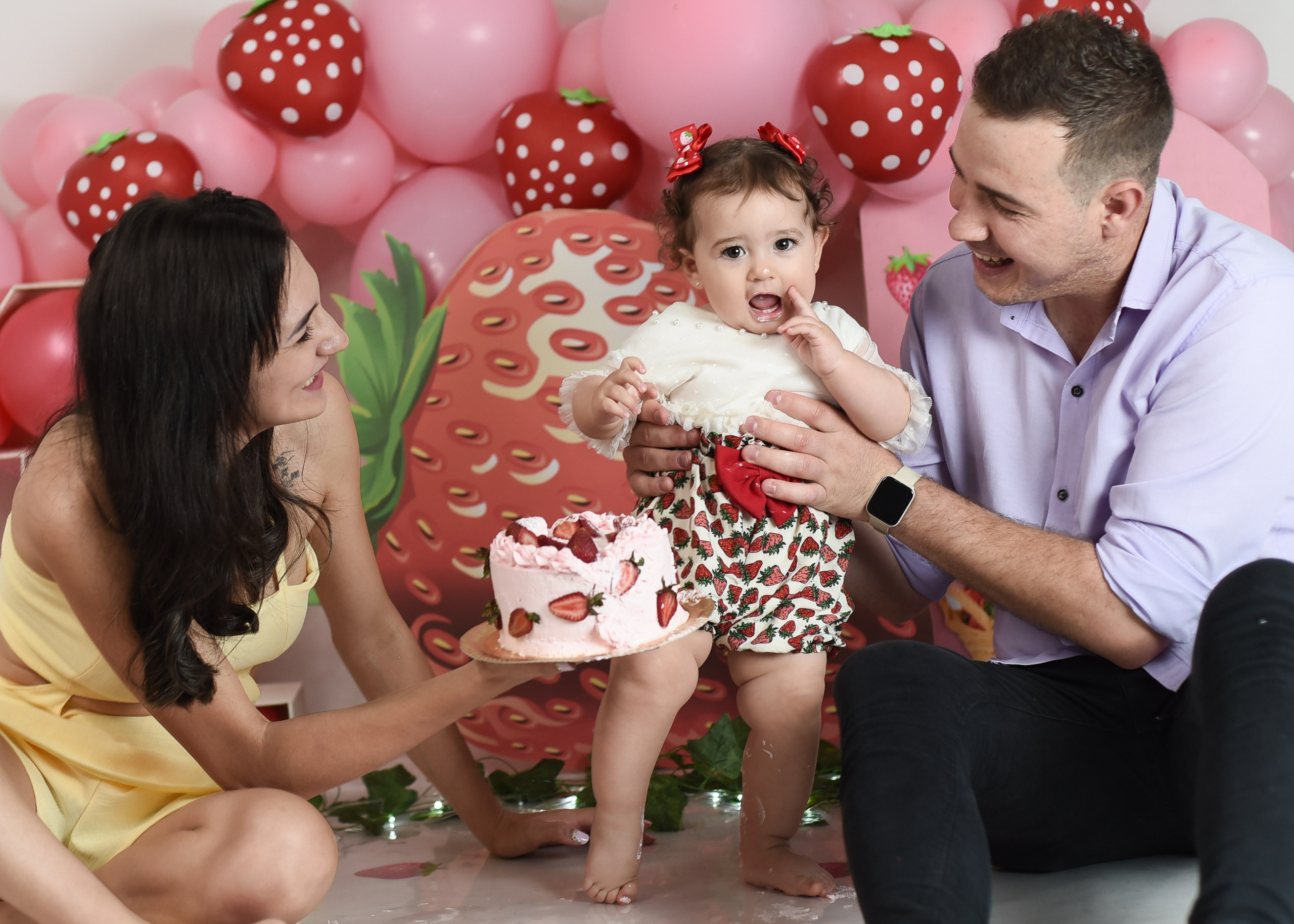 Sesión 1er año de Rebeca. Temática: Frutillita + Mini Sesión Navideña. Fotografo de casamiento en misiones y fotógrafo de familia  Posadas