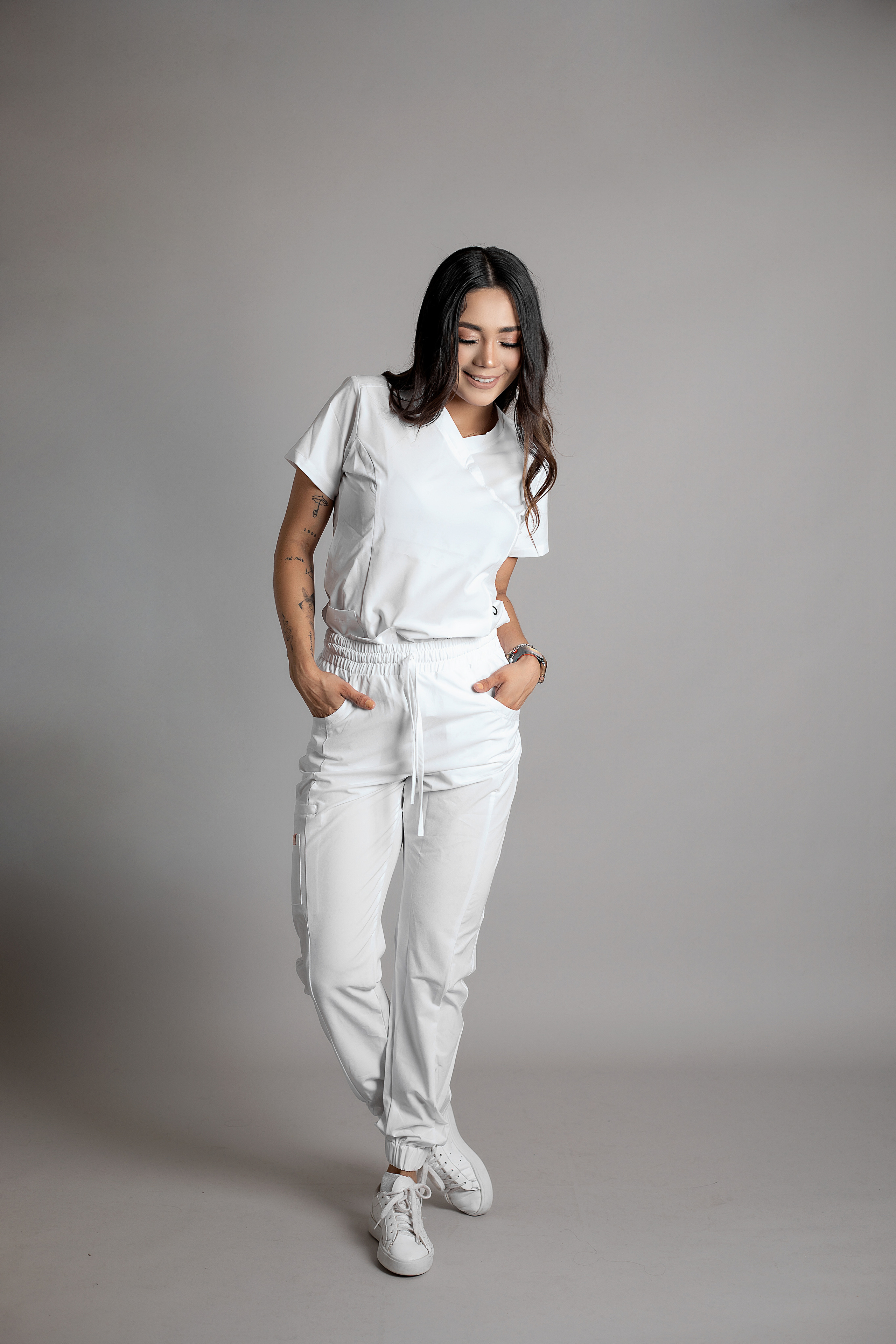 Fotografia de producto para catalogo. Medik Uniformes QXS. Victoria Castellanos. Photographer in Mazatlán
