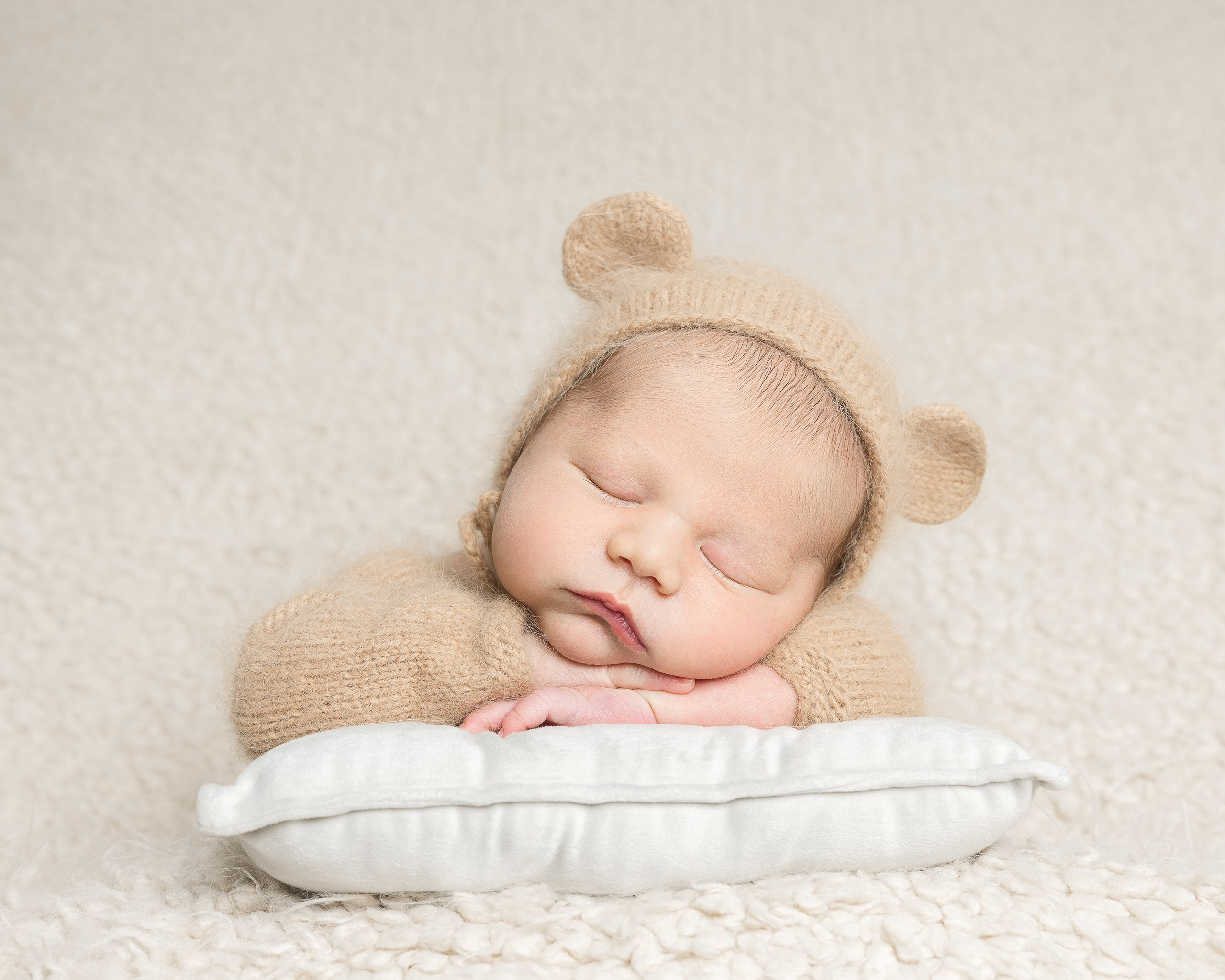 NEWBORN. Je suis photographe portraitiste et je réalise des portraits à toutes les étapes de votre vie! Bienvenue dans mon studio à Westmount, Qc