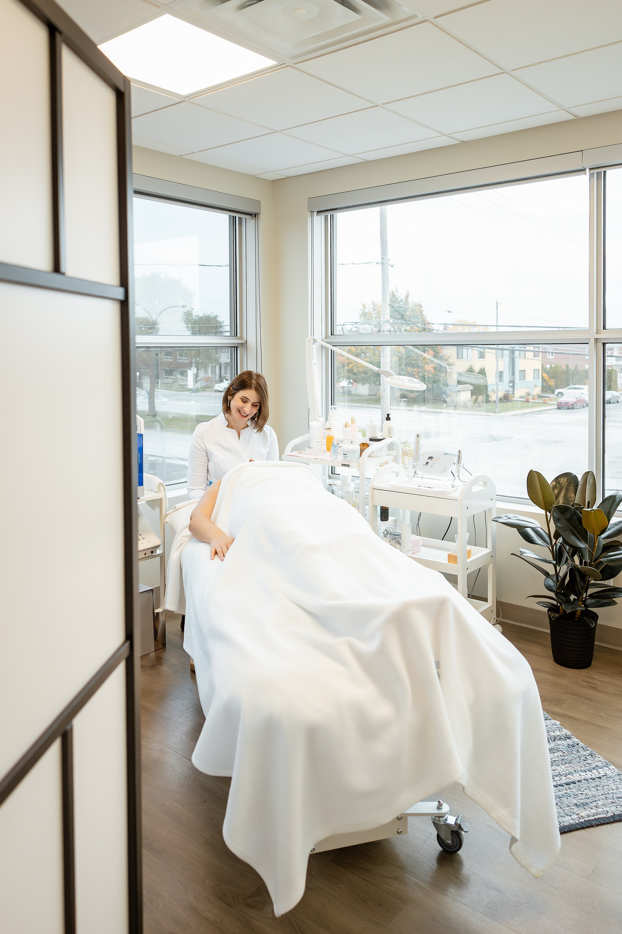 Violeta Sili, Esthéticienne/Beautician. Je suis photographe portraitiste et je réalise des portraits à toutes les étapes de votre vie! Bienvenue dans mon studio à Westmount, Qc