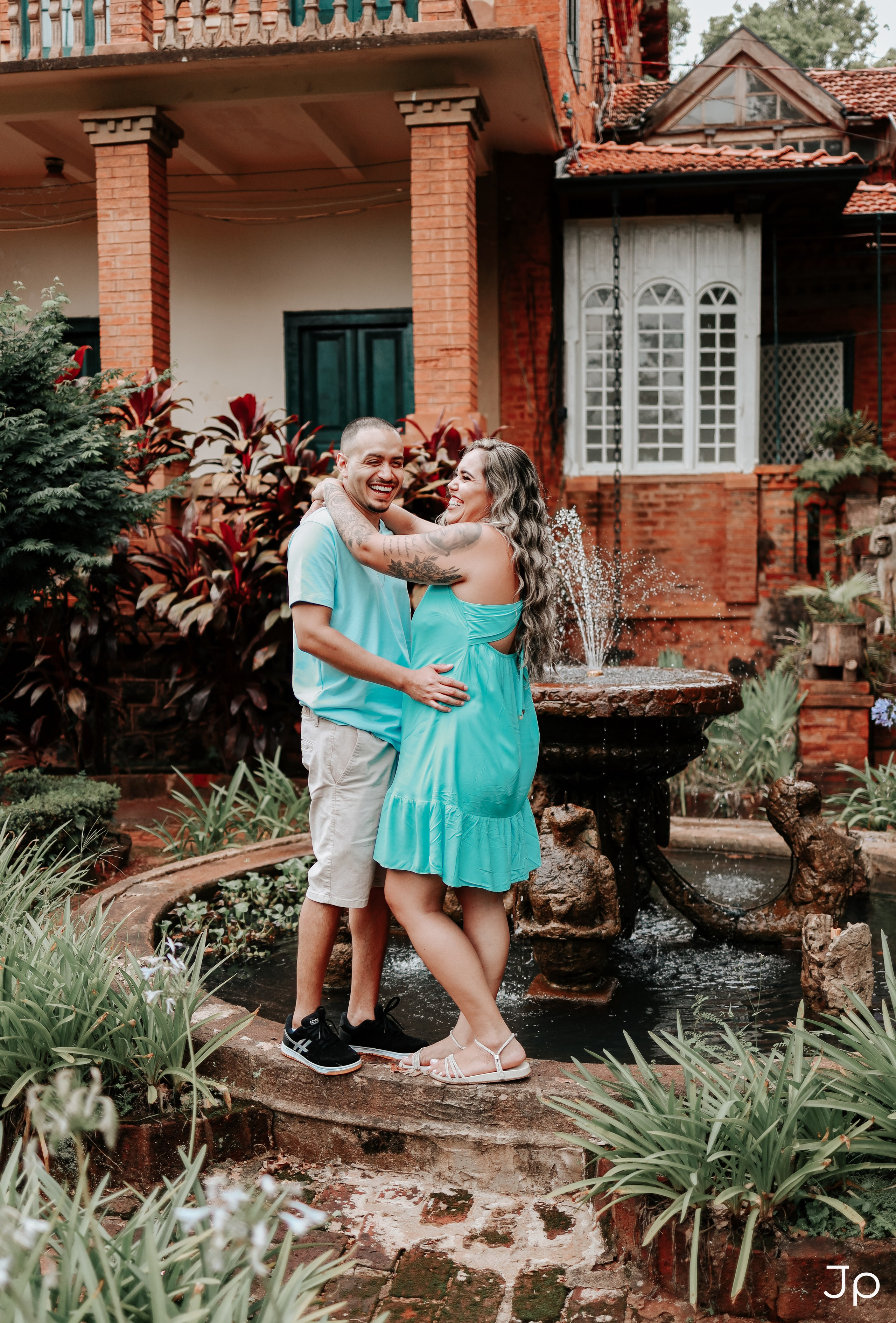 Fotógrafo em Pederneiras registra um ensaio de casal.