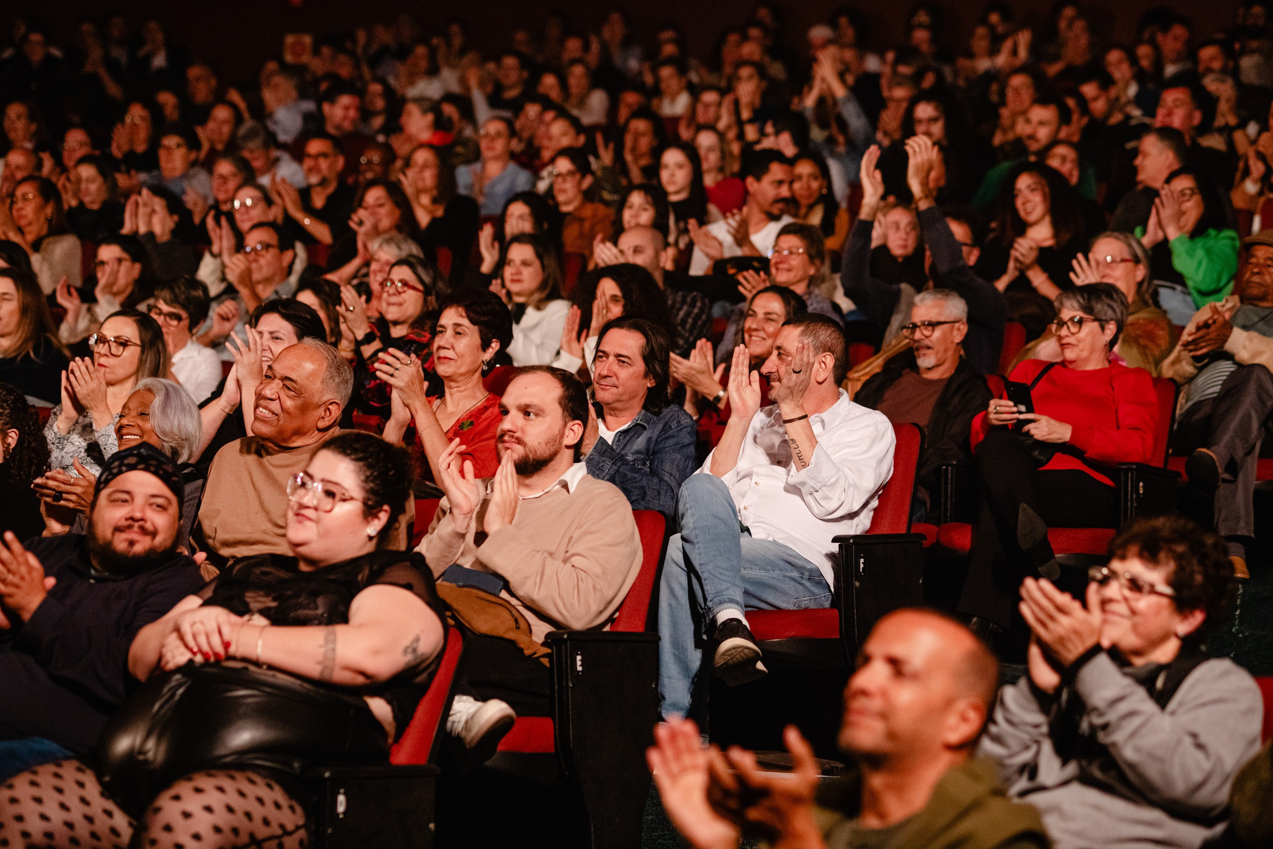 Fotografia de show da cantora Leila Pinheiro no Teatro Municipal de Itajaí