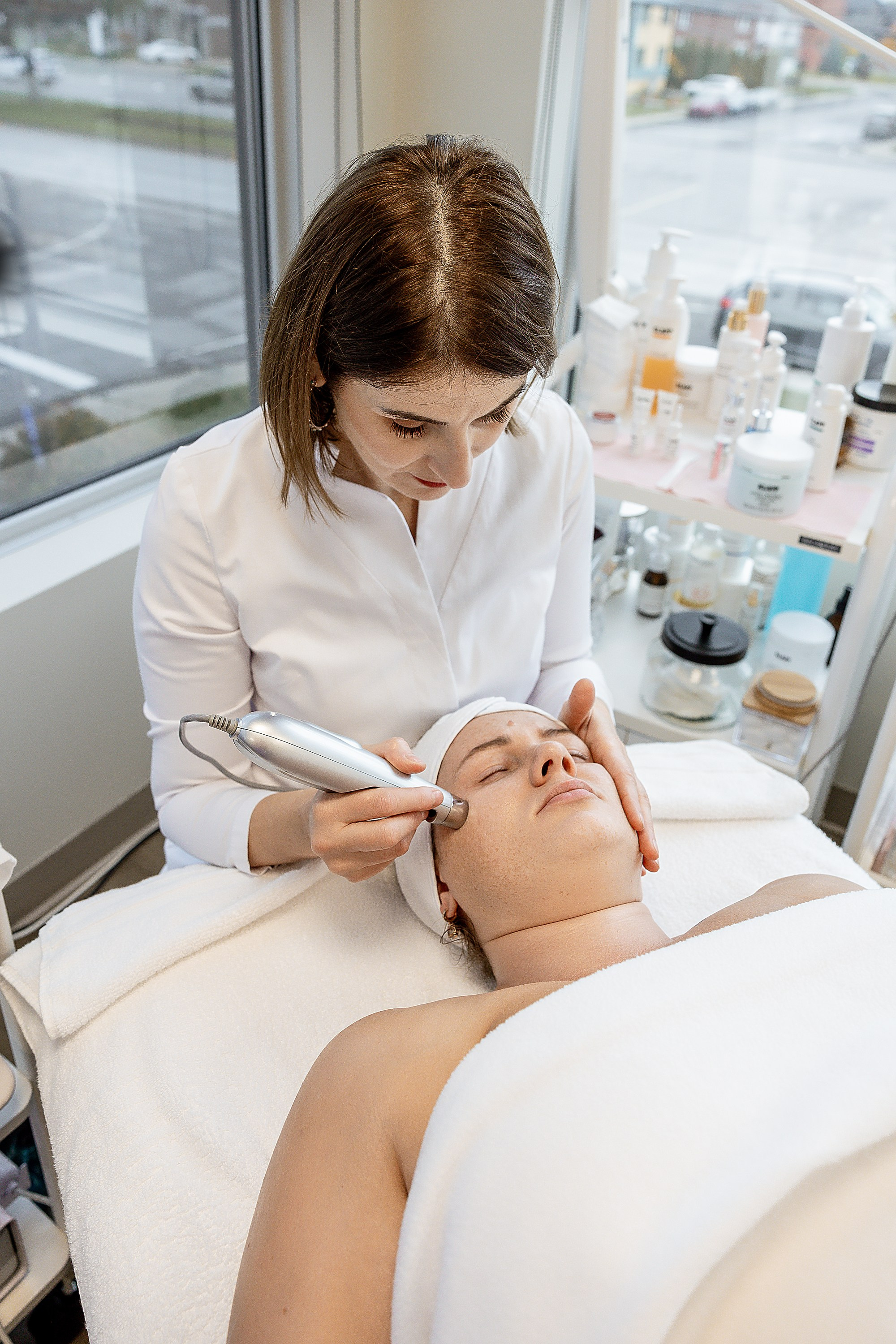 Violeta Sili, Esthéticienne/Beautician. Je suis photographe portraitiste et je réalise des portraits à toutes les étapes de votre vie! Bienvenue dans mon studio à Westmount, Qc