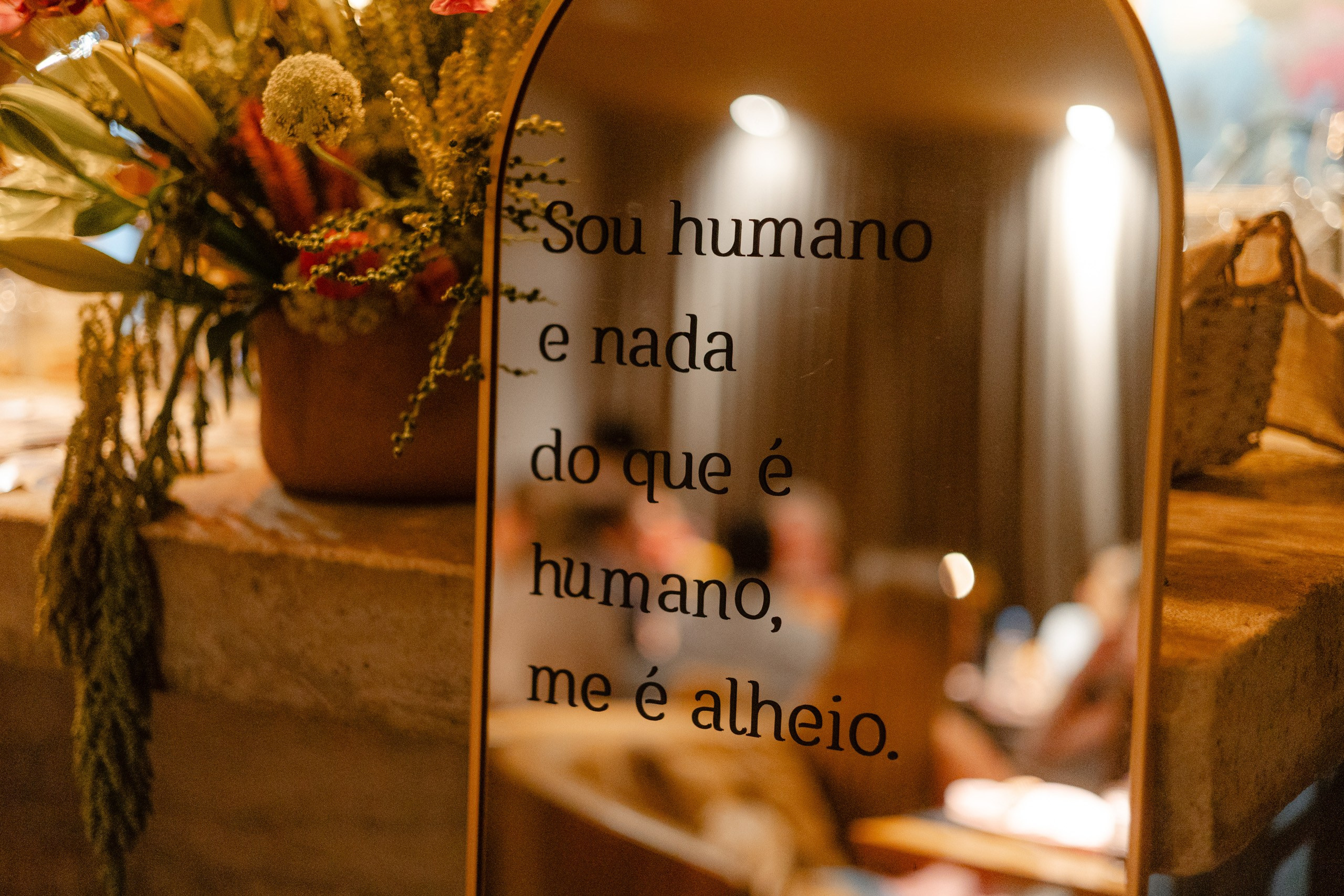 Fotógrafo de festa de formatura em Balneário Camboriú; espelho decorativo com frase inspiradora na recepção do evento.