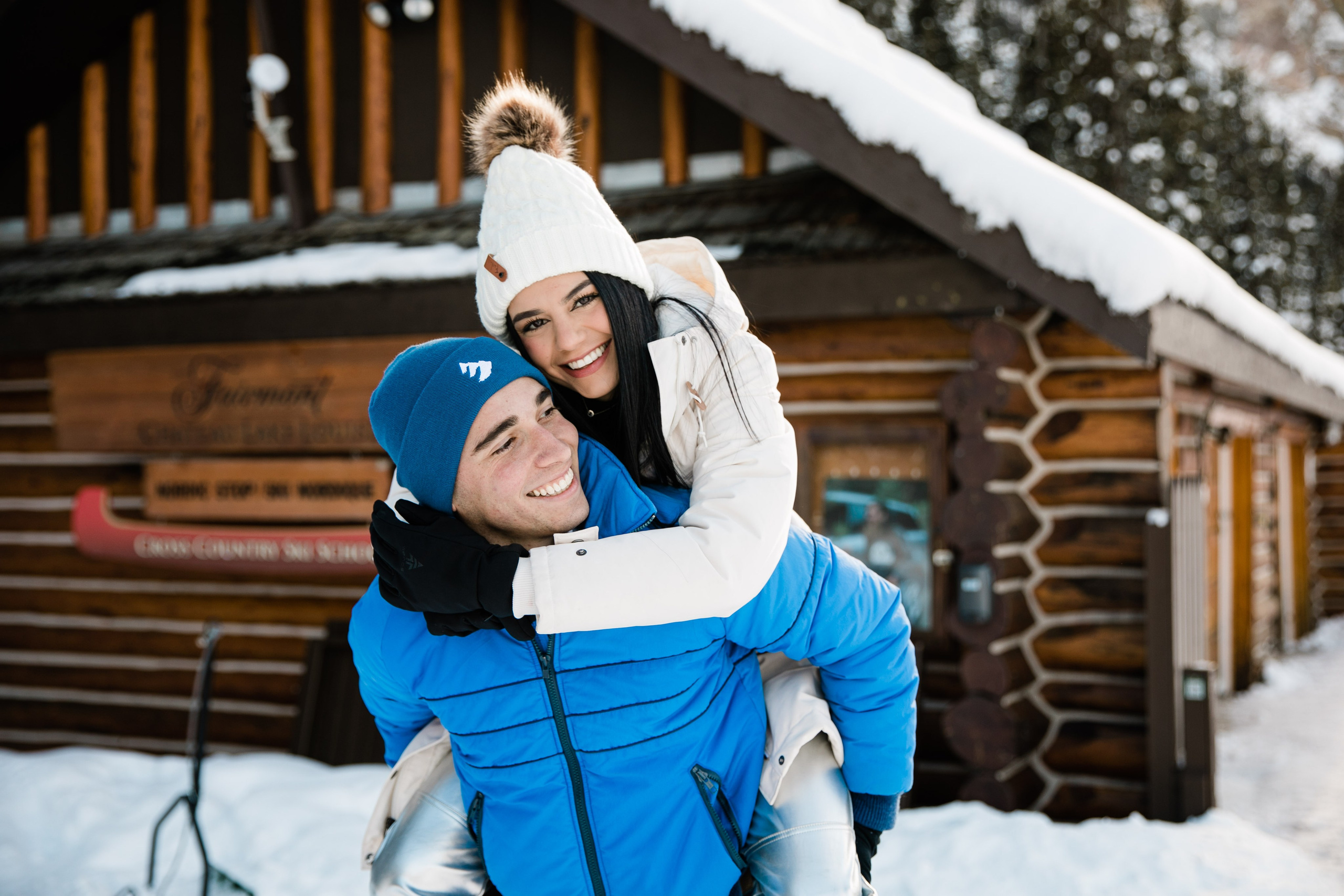 A & M — Lake Louise Engagement. Fotografía accesible en Calgary